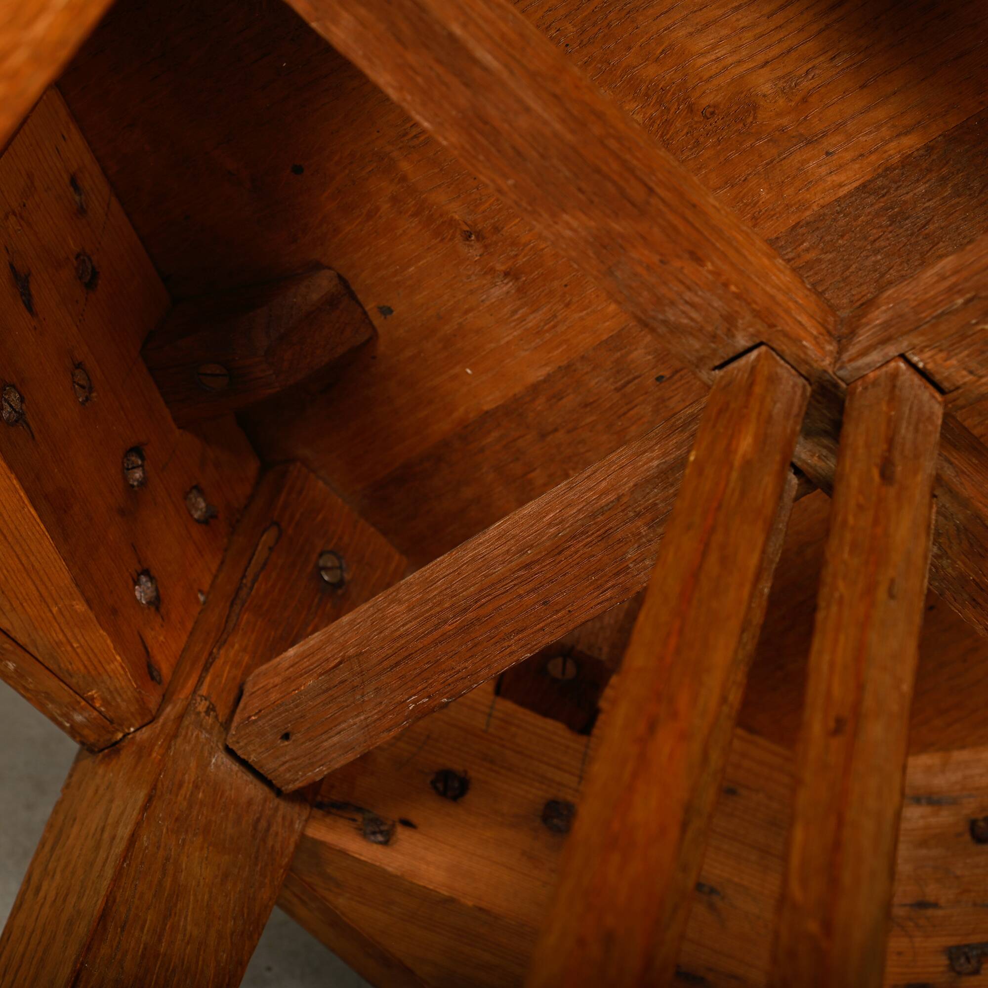 Table d'appoint octogonale en chêne de l'École de La Haye Art Déco architecturale