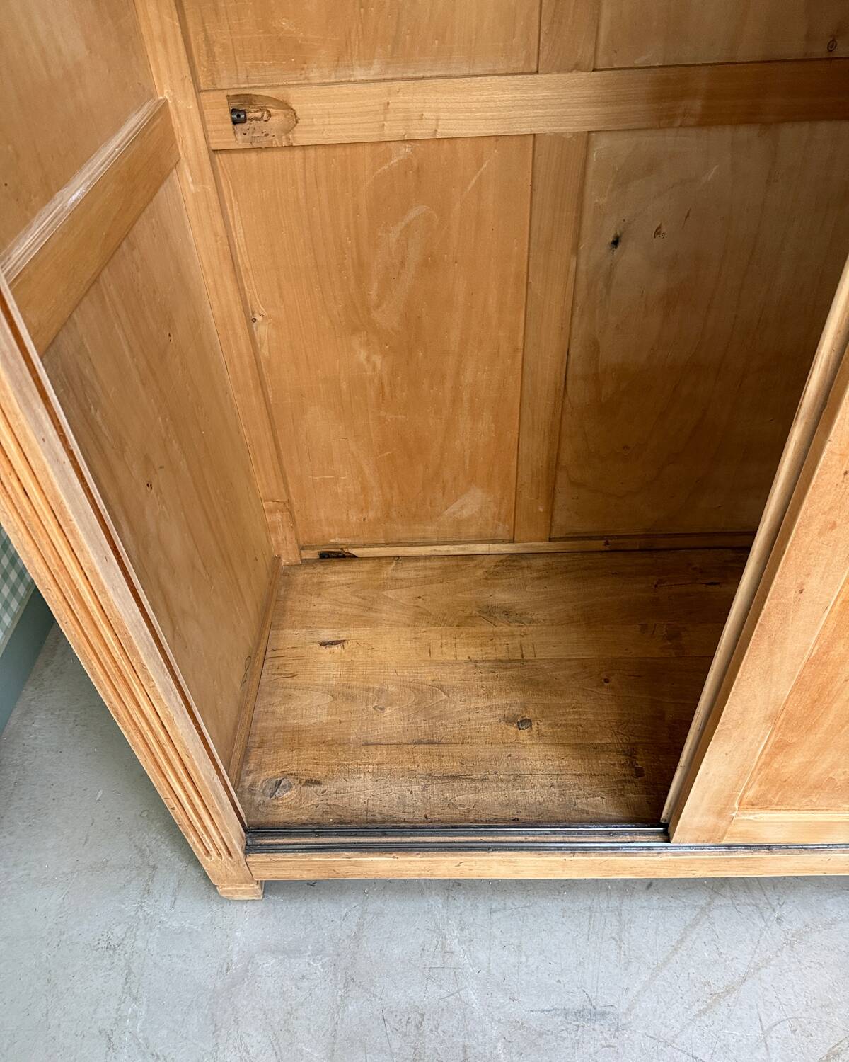 Large sliding door wardrobe (renovated)