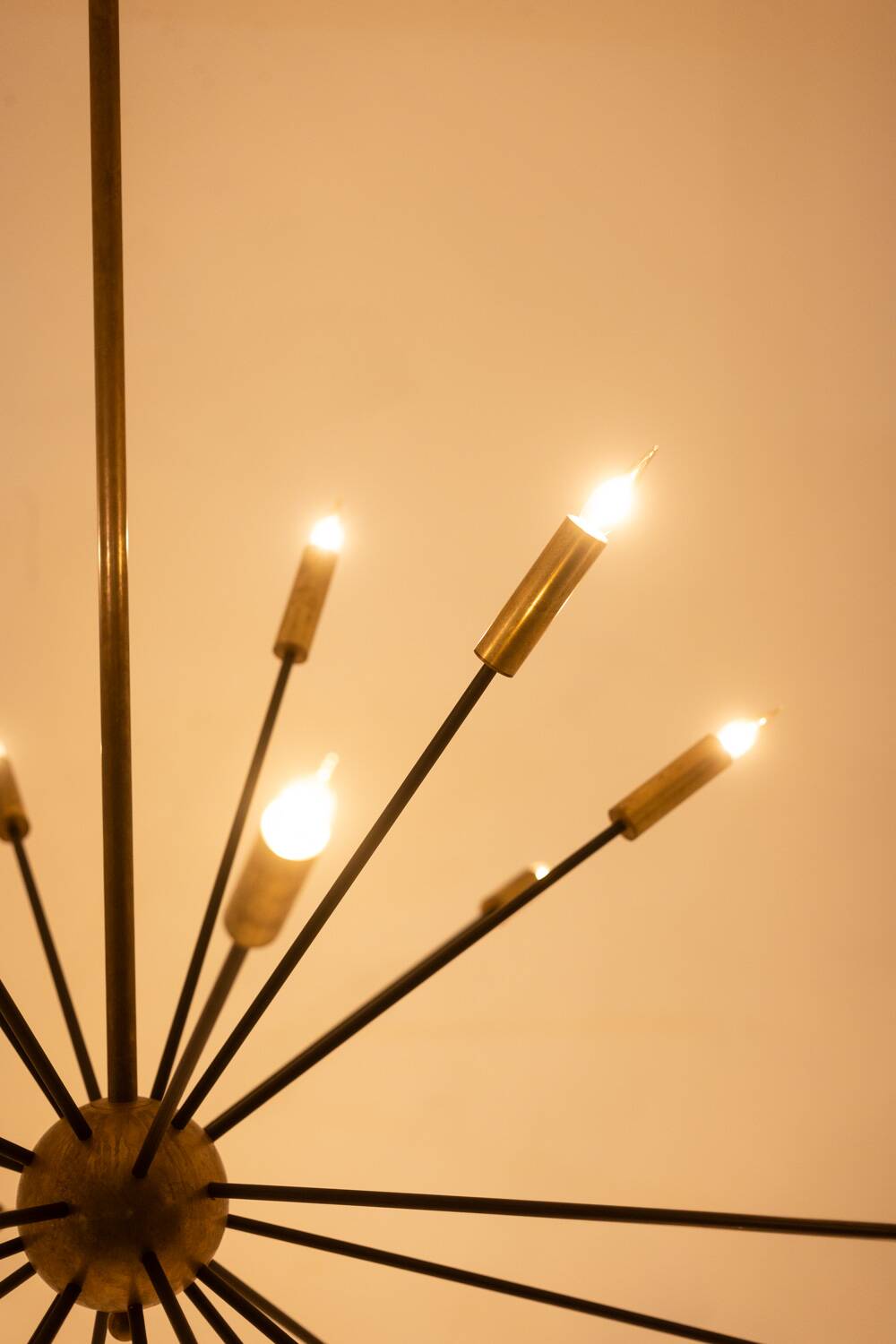 Sputnik-shaped chandelier in patinated gold-plated brass and black lacquer. Contemporary.