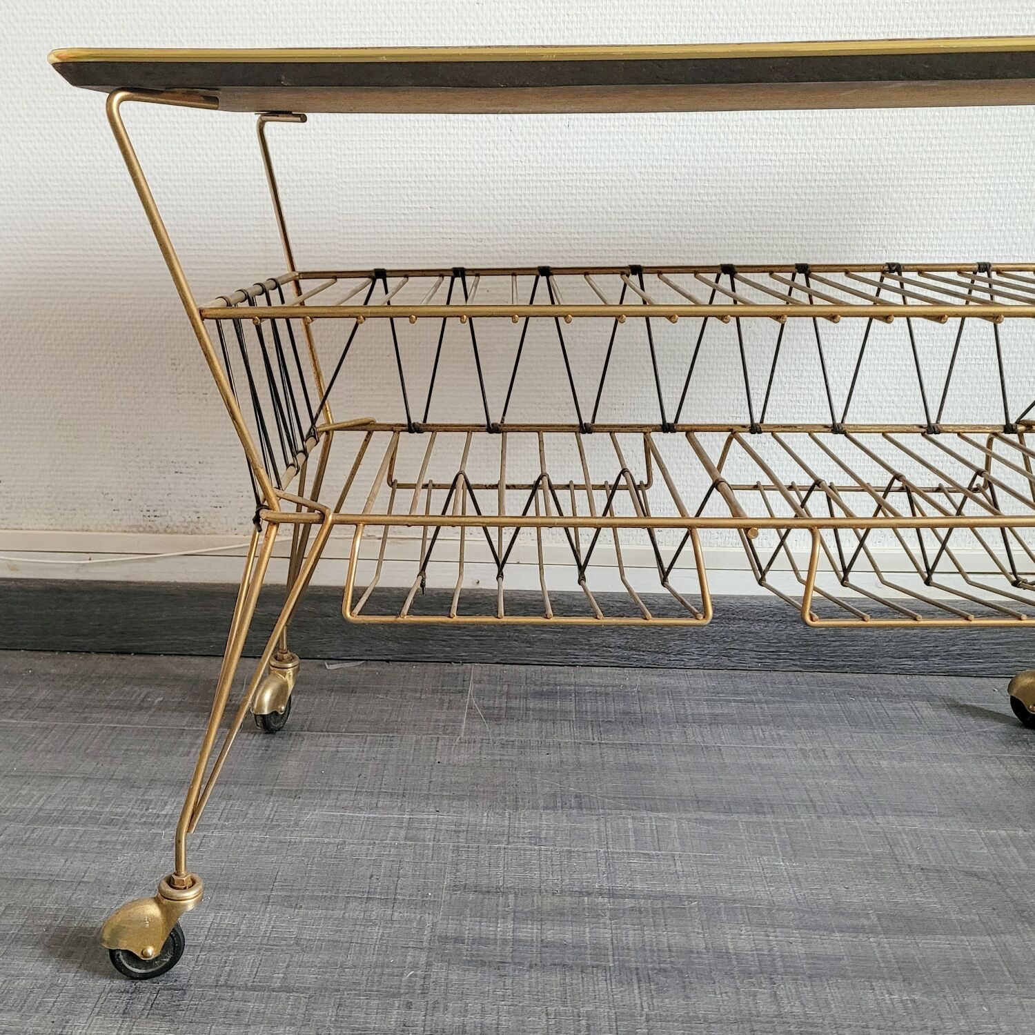 Table desserte à roulettes porte vinyles