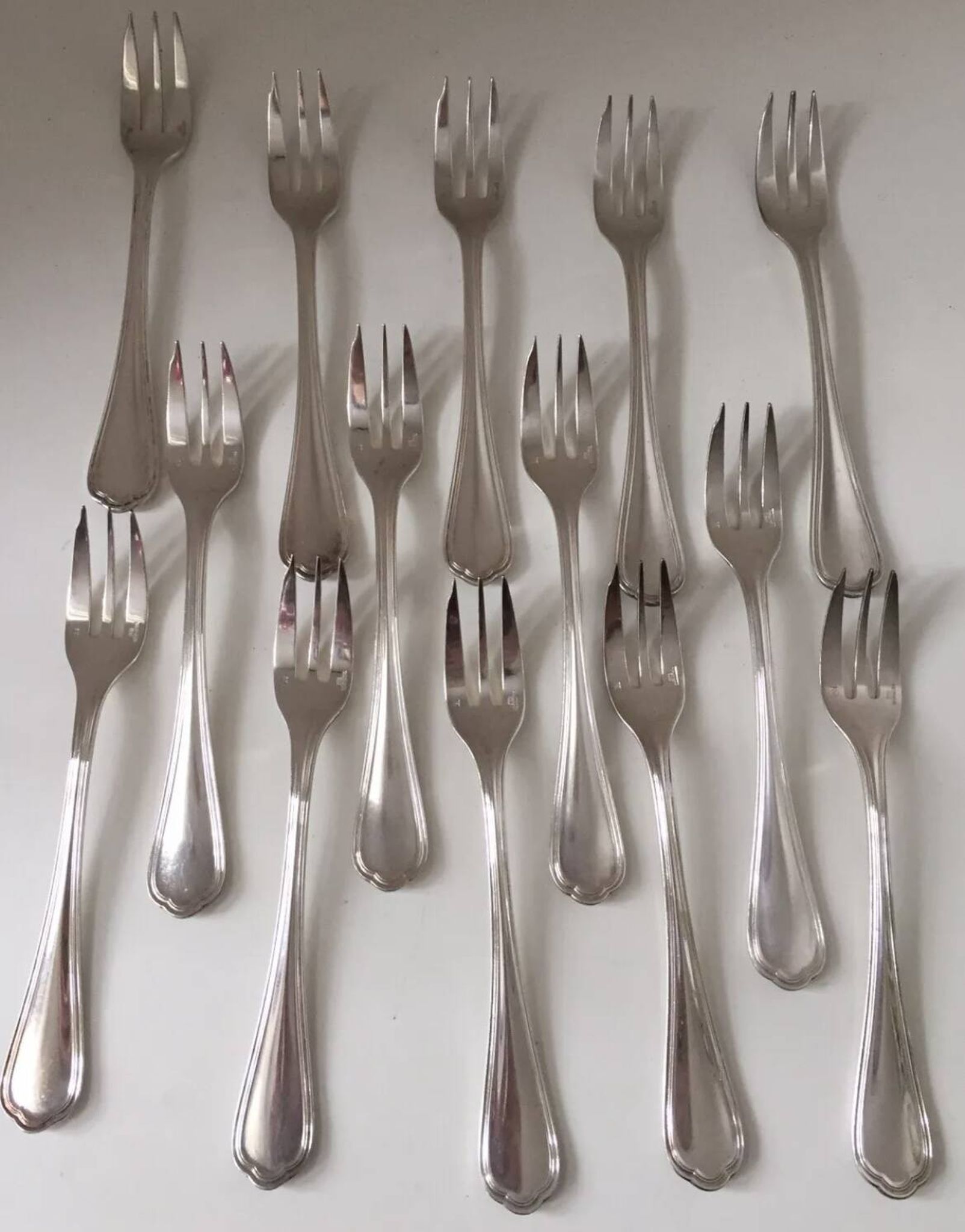 Ensemble de 14 fourchettes à gâteau christofle modèle spartour