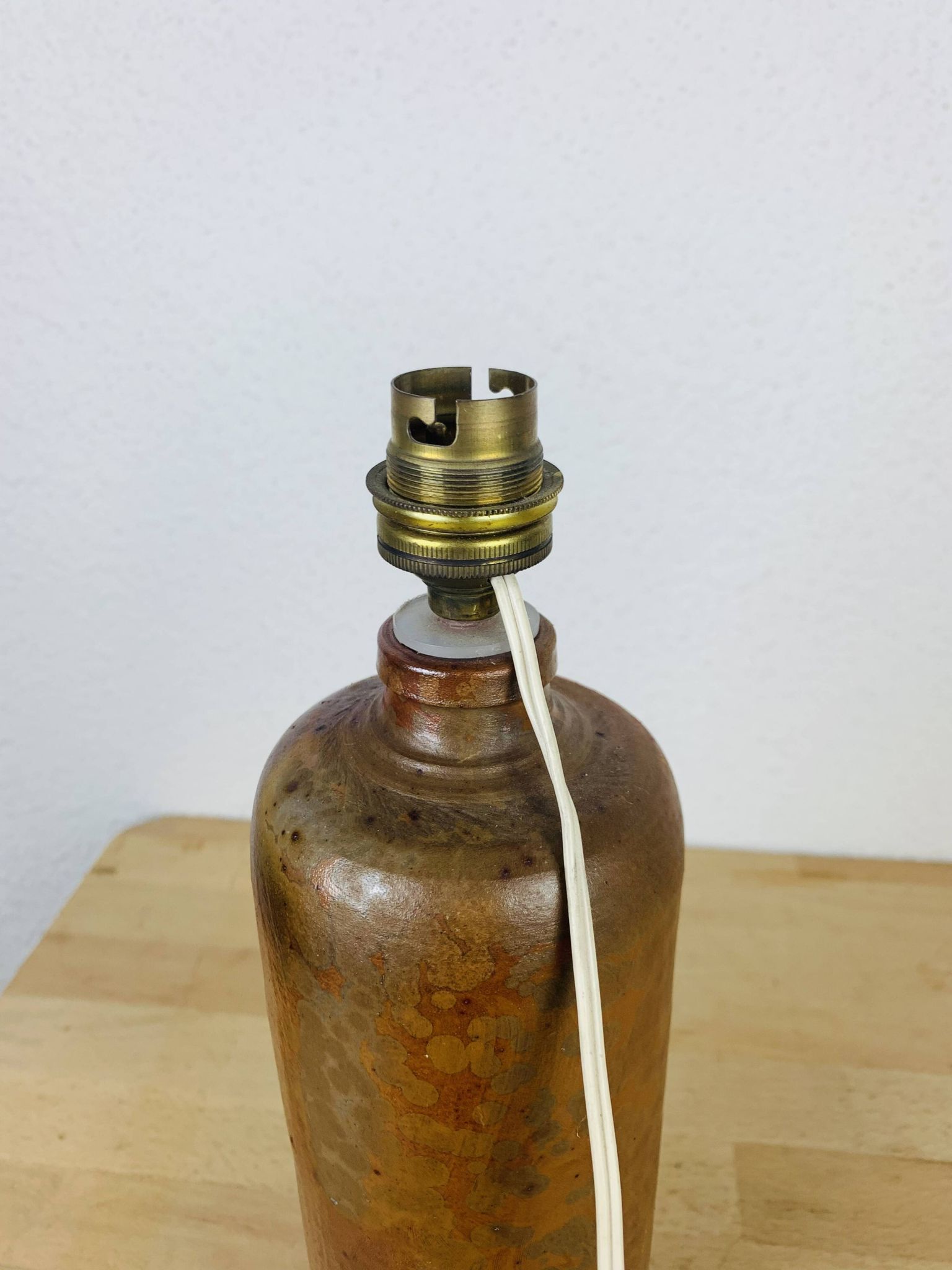 Lampe bouteille grès et abat jour laine vintage