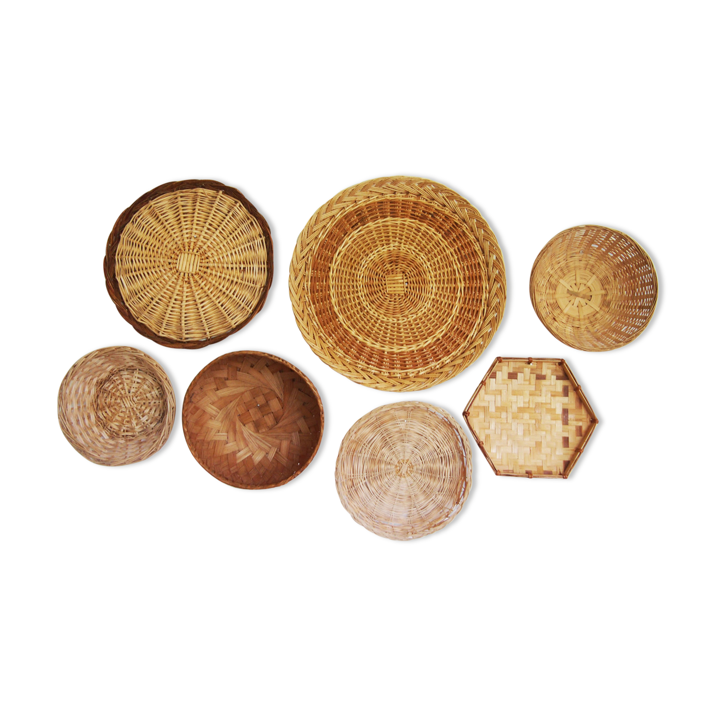 Wall composition of 7 baskets wicker