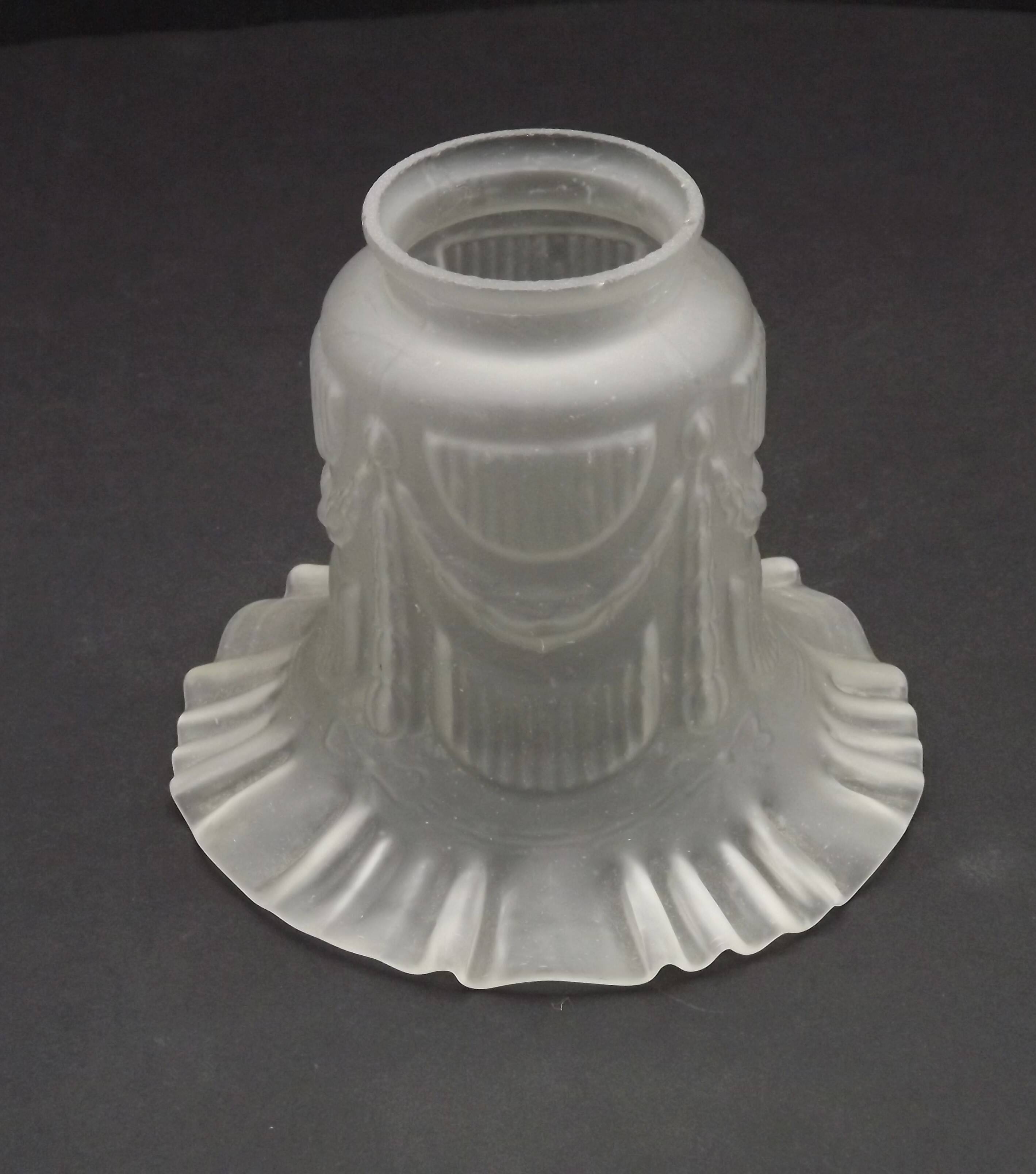 Abat-jour français vintage en verre blanc opaque avec bordure festonnée et détails festonnés 0181