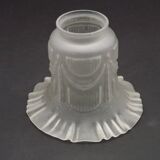 Abat-jour français vintage en verre blanc opaque avec bordure festonnée et détails festonnés 0181