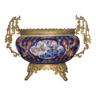 Coupe / Jardinière cottelée imari. Porcelaine et bronze doré 1900.