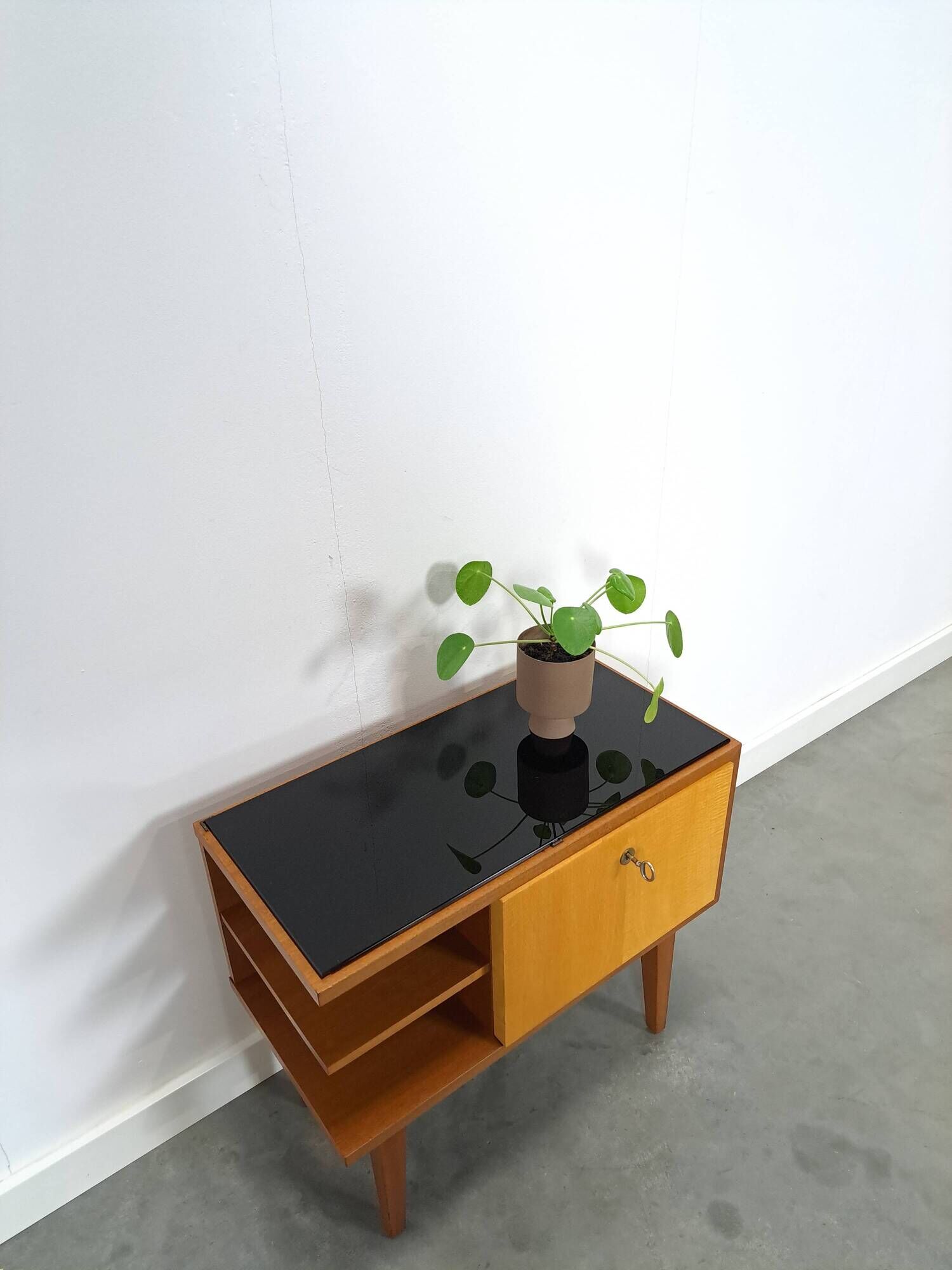 Mid-Century kastje J.D. Freese met klep en zwart opaline glas