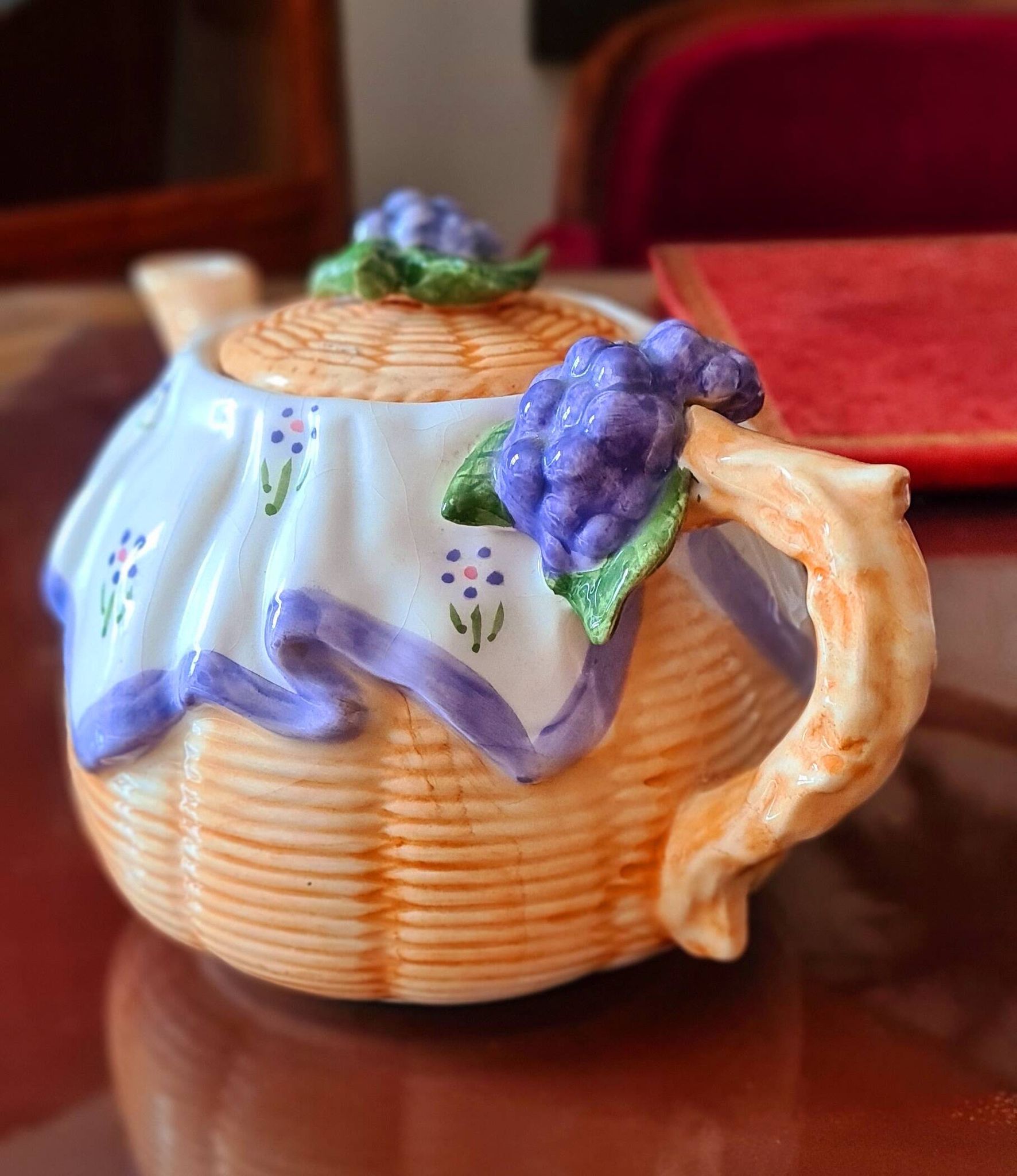Théière en barbotine motifs Raisins