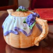 Théière en barbotine motifs Raisins
