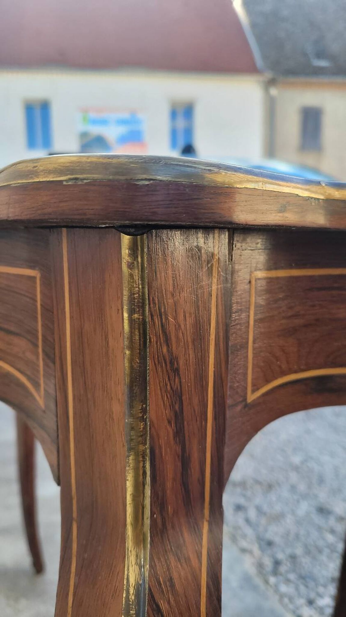Table bureau de milieu de forme violonnée Napoléon iii 19ème en marqueterie
