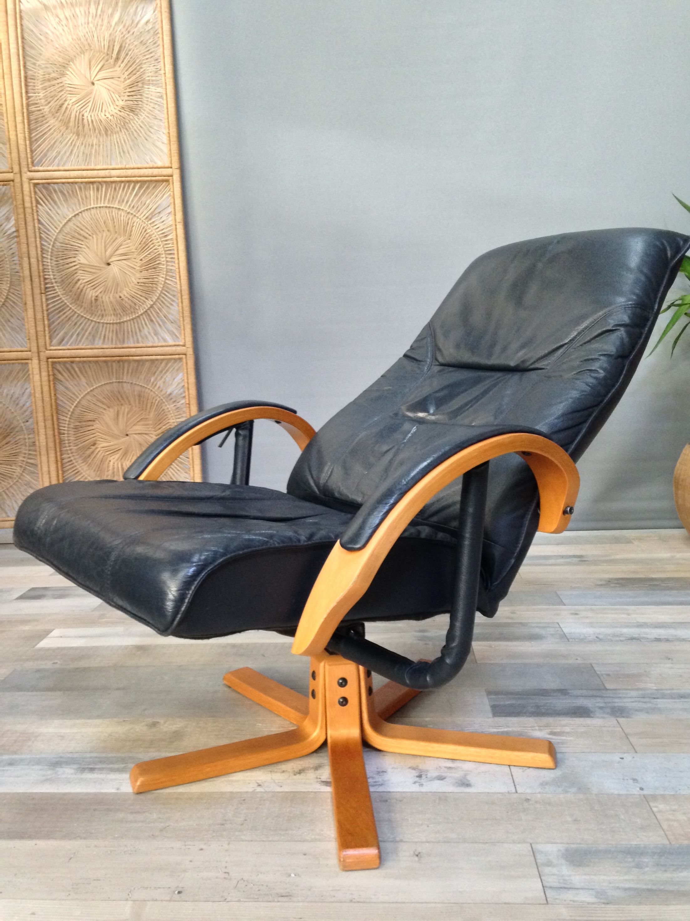 Danish design swivel and reclining relaxed chair by Jorgen Kastholm for Unico