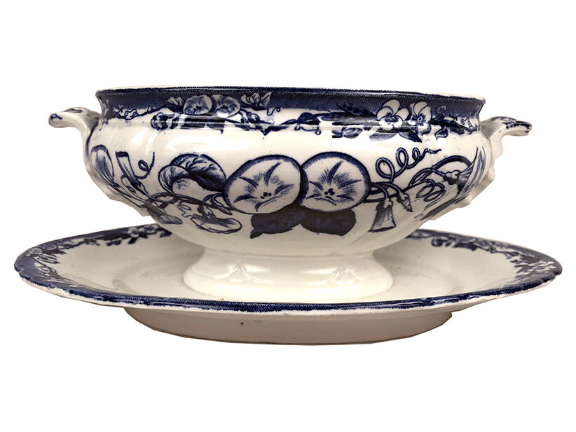Gravy boat on plate. J. Old man. Bordeaux