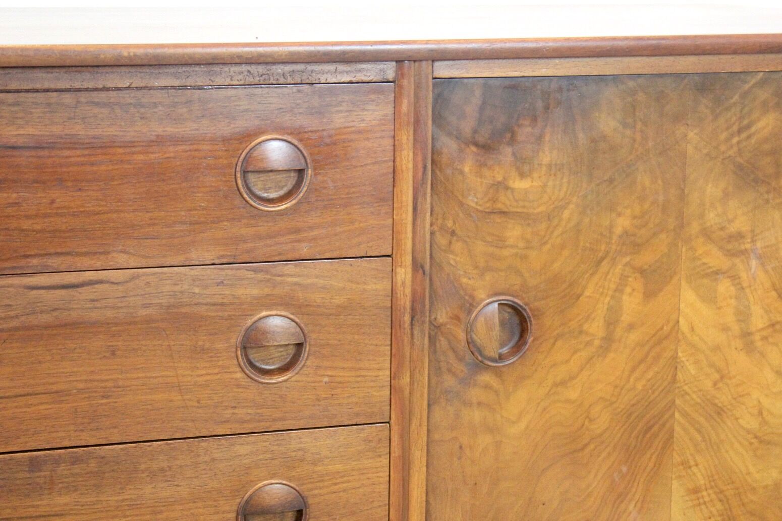 Enfilde en noyer et laiton par William Watting pour Fristho