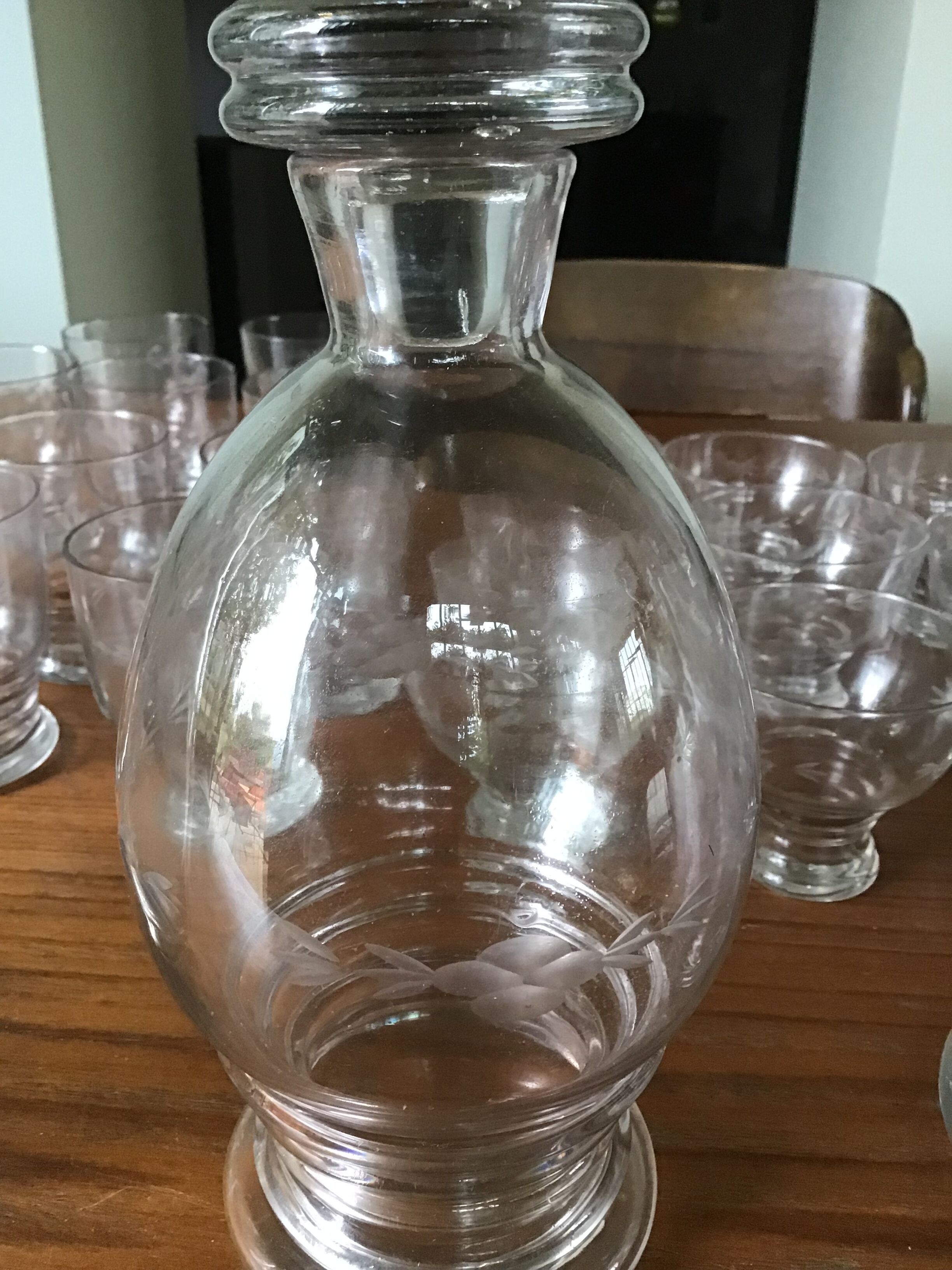 Service de verres avec carafes, pichet et dessous de  bouteille