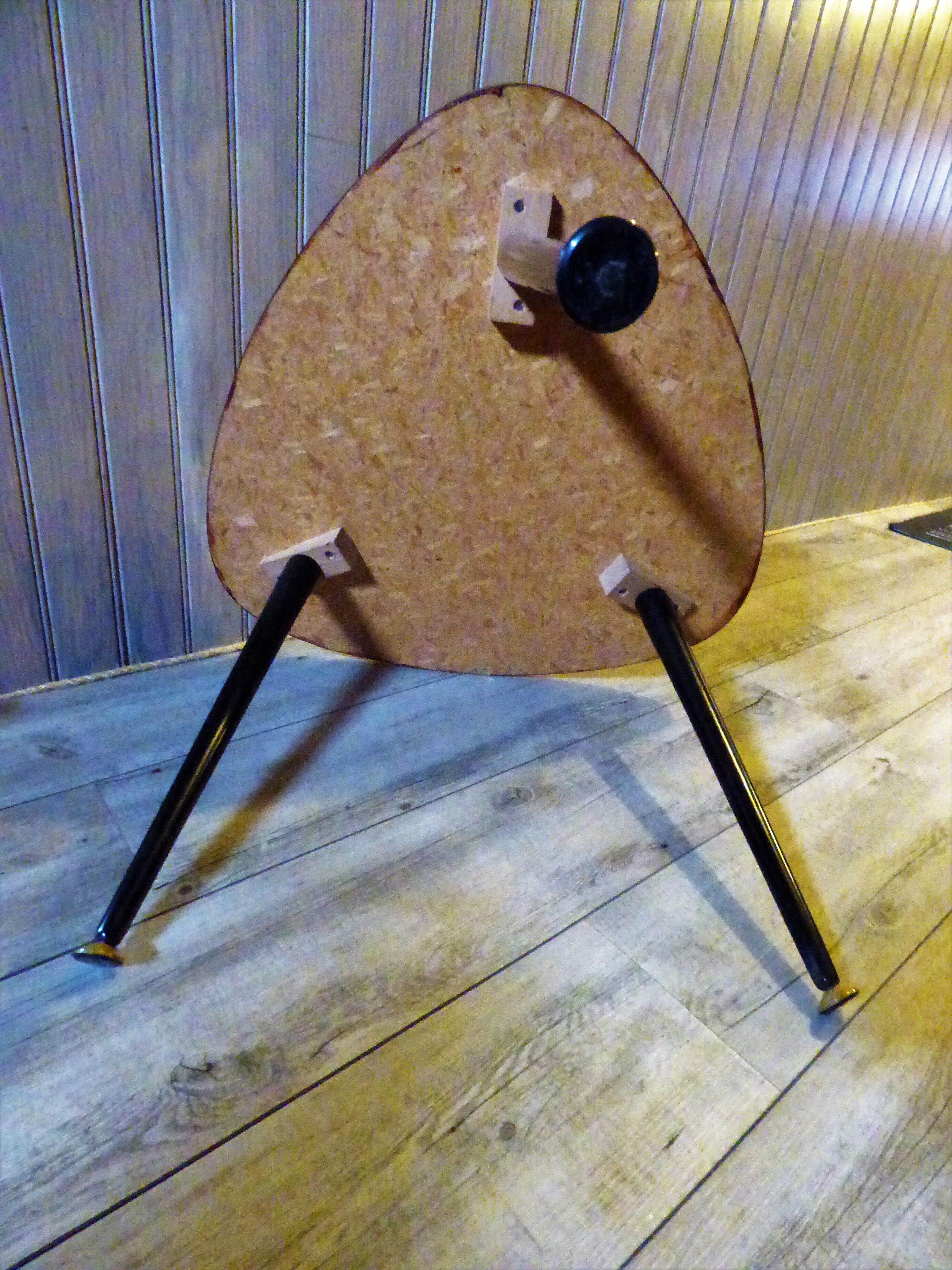 Table bois laqué tripode
