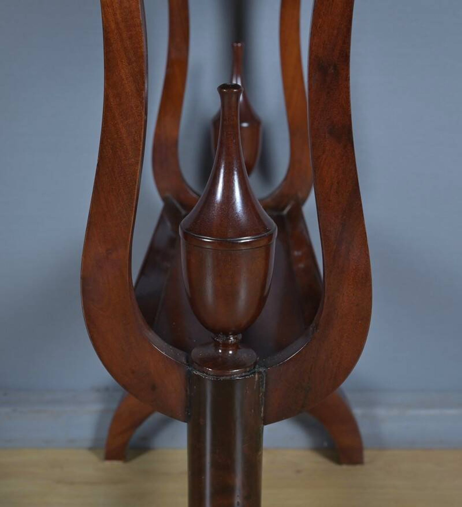 Table vide-poche en ronce d’acajou, époque Empire – début XIXe