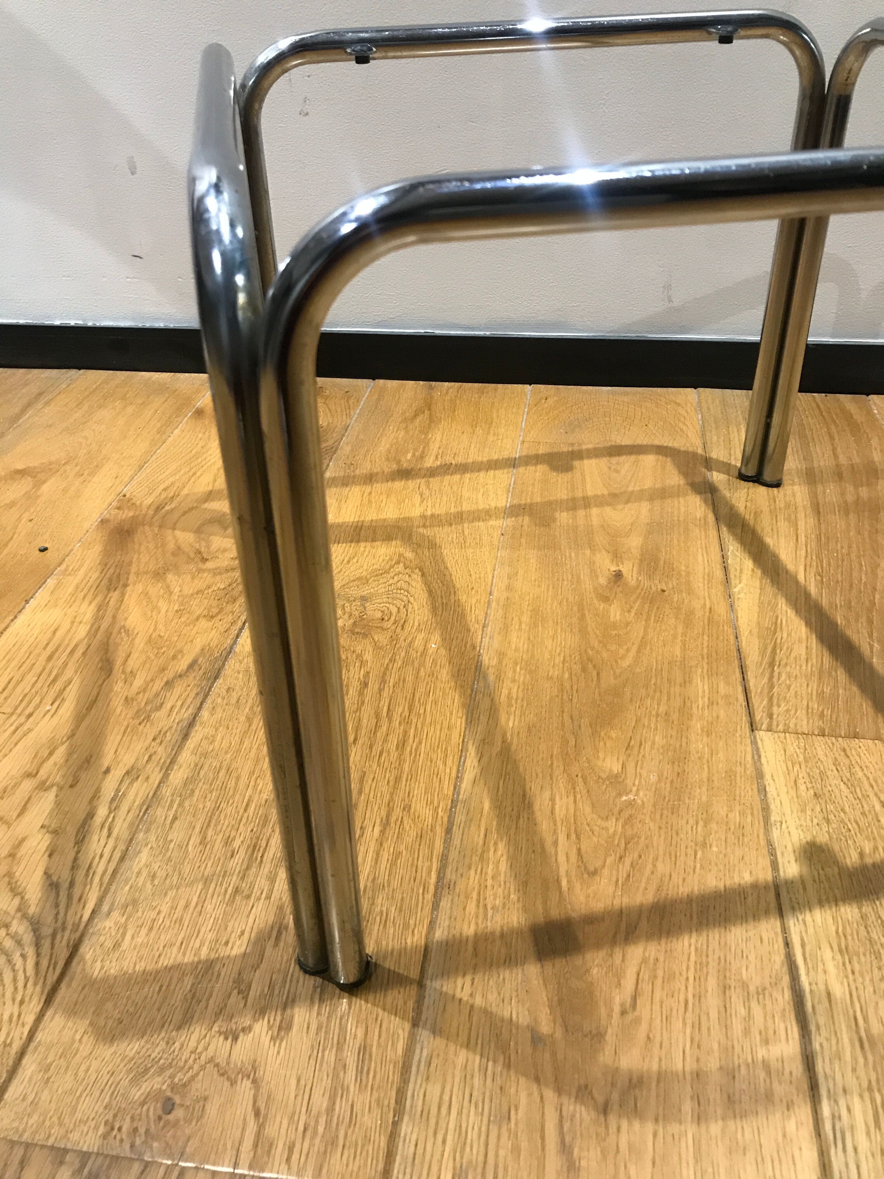 Table d’appoint chrome et verre fumé