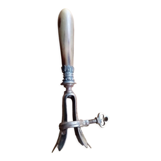 Leg handle