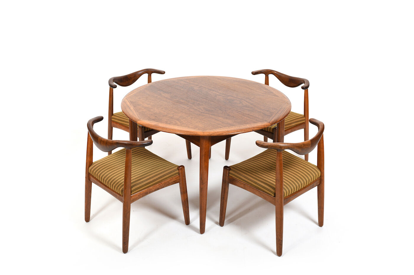 Chaises Cowhorn  et table par Svend Aage Madsen