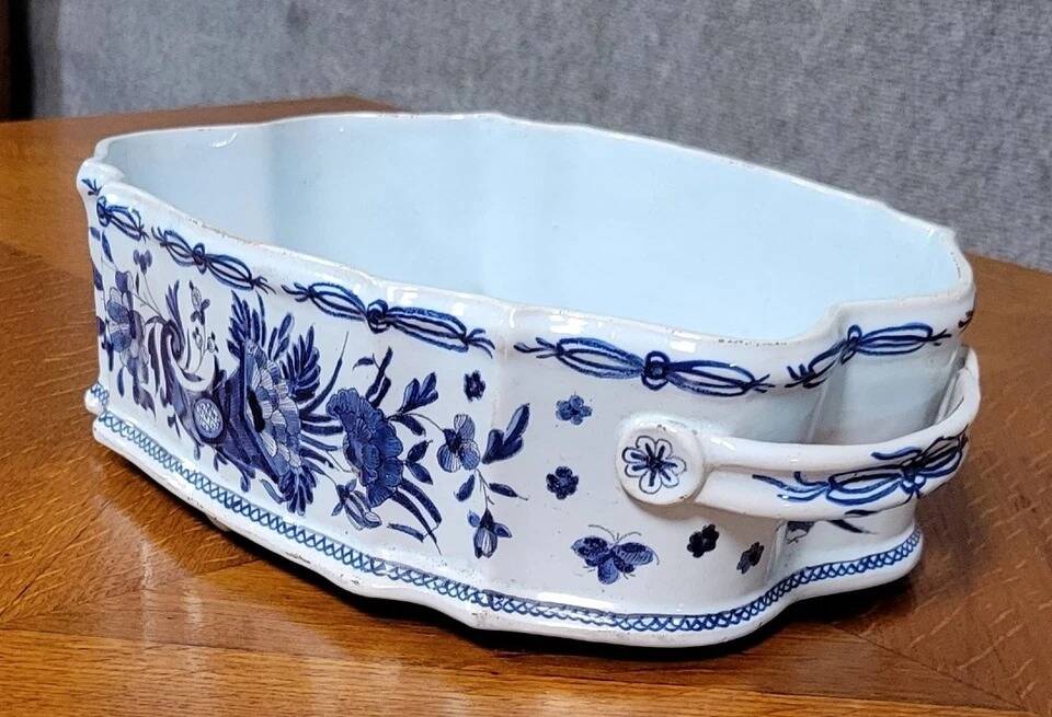 Important ceramic planter with monochrome blue decoration.