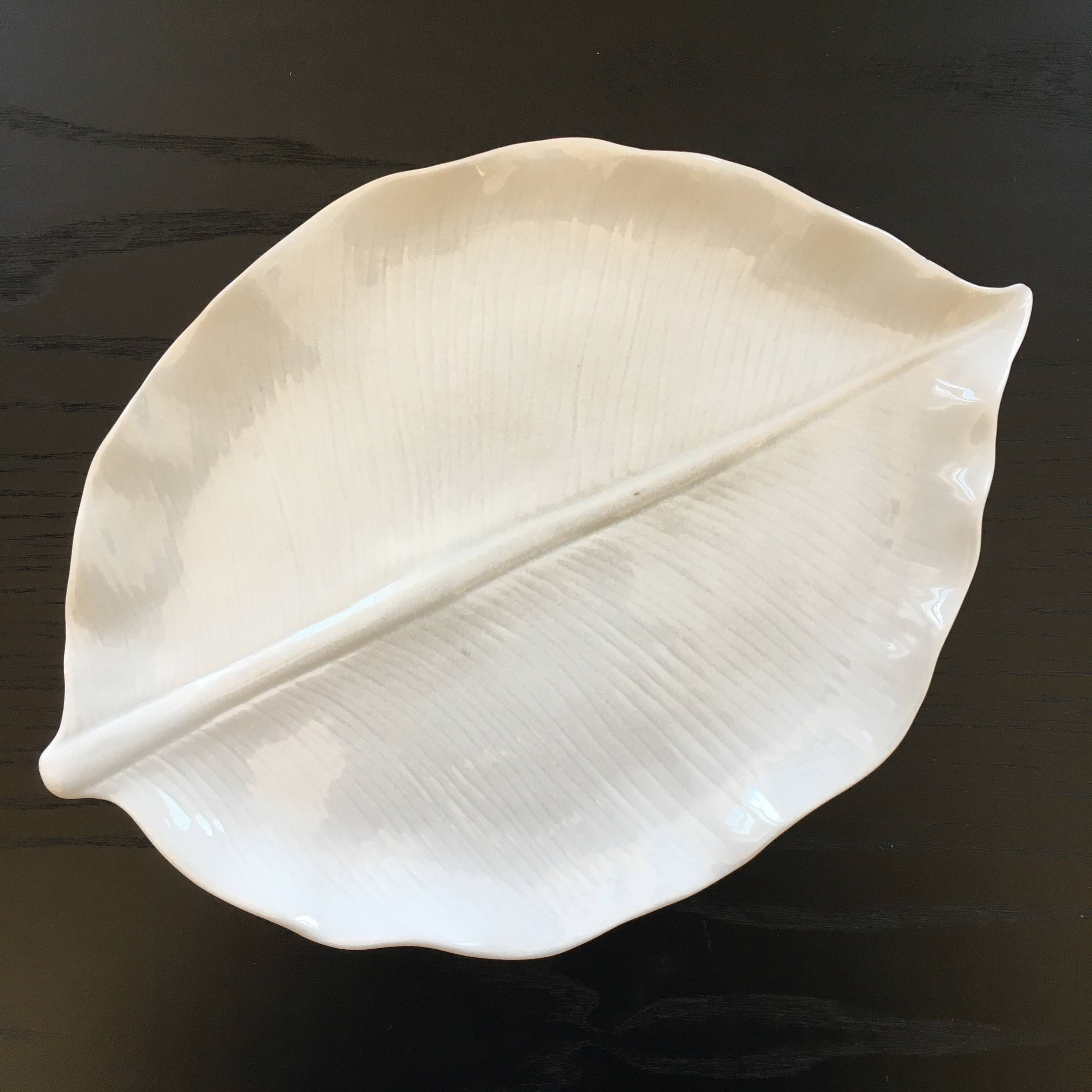 Porcelain ribbed leaf dish