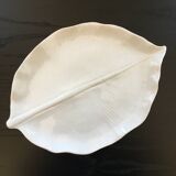 Plat feuille nervurée en porcelaine