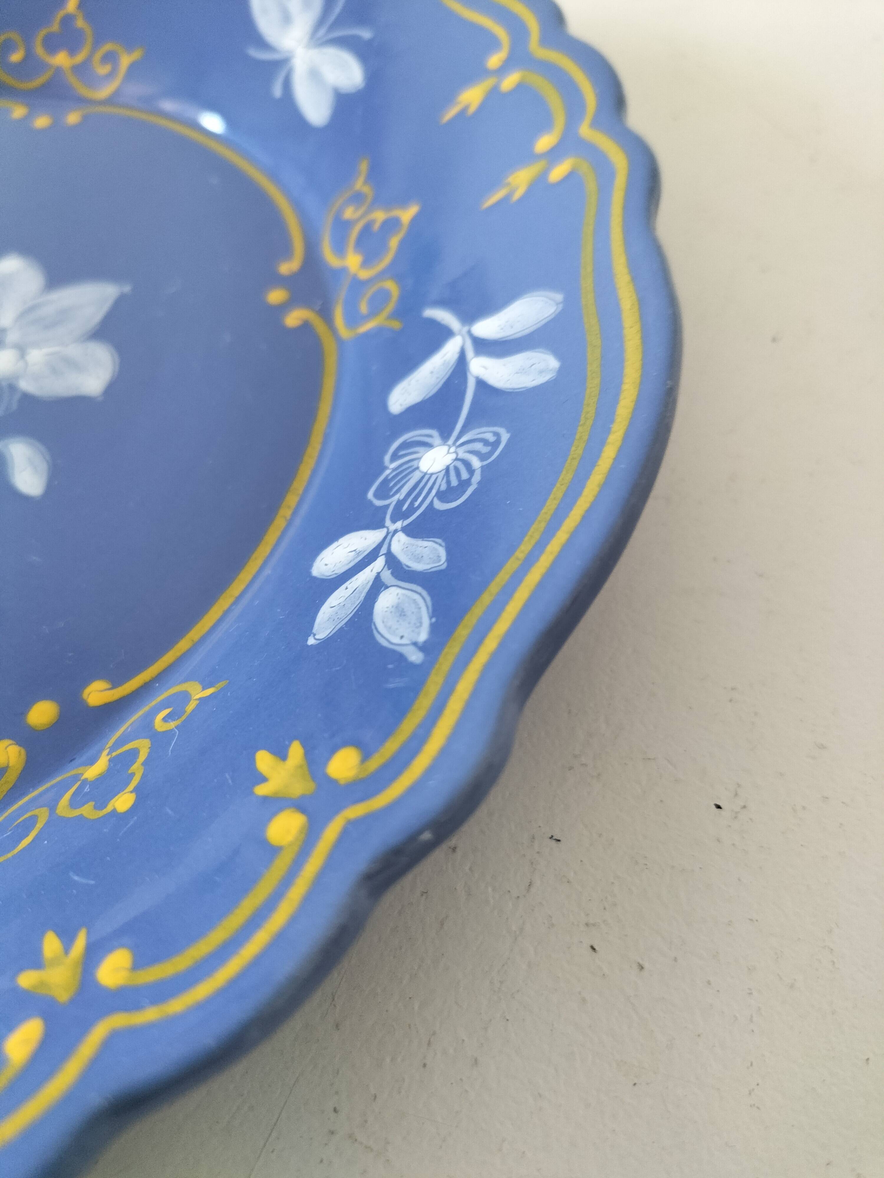 Hand-painted plate – Saint-Omer earthenware factory (attributed)