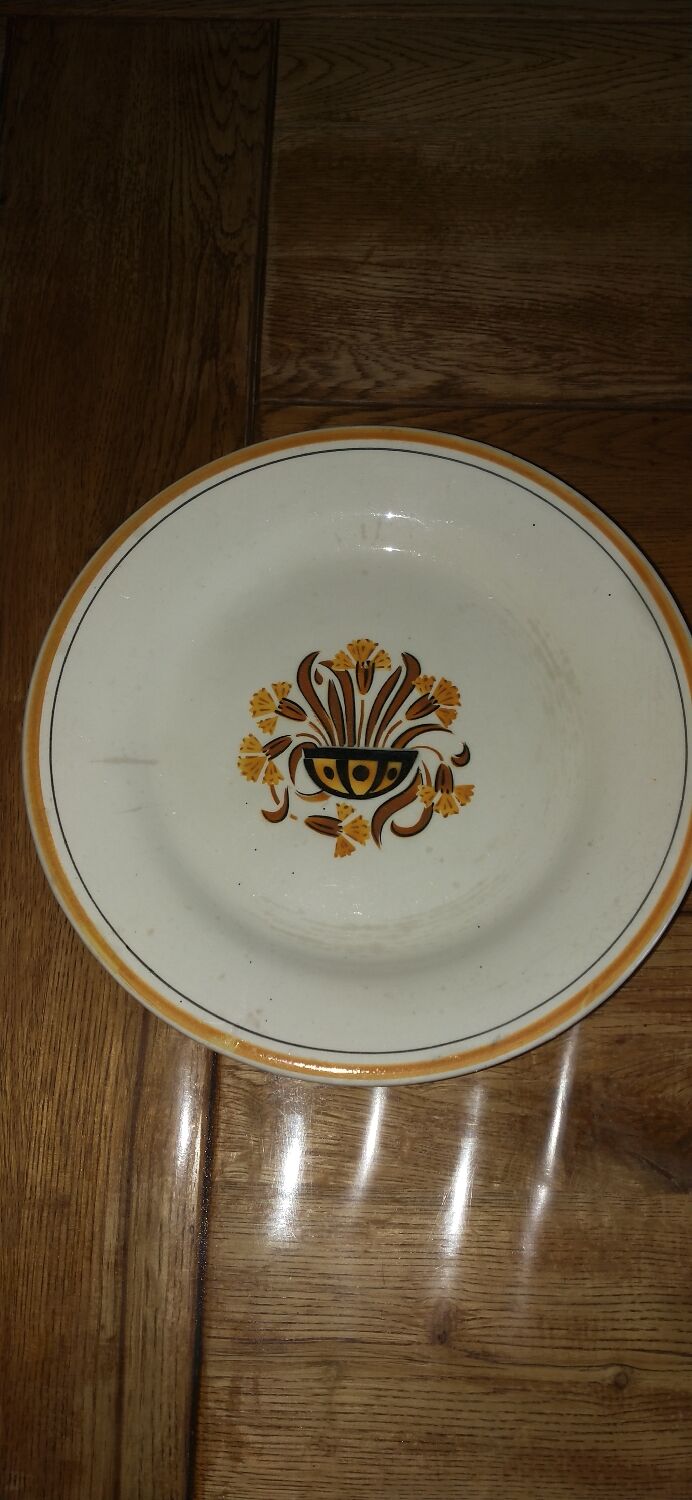 Set of two small presentation dishes on feet Oeillet Creil et Montereau