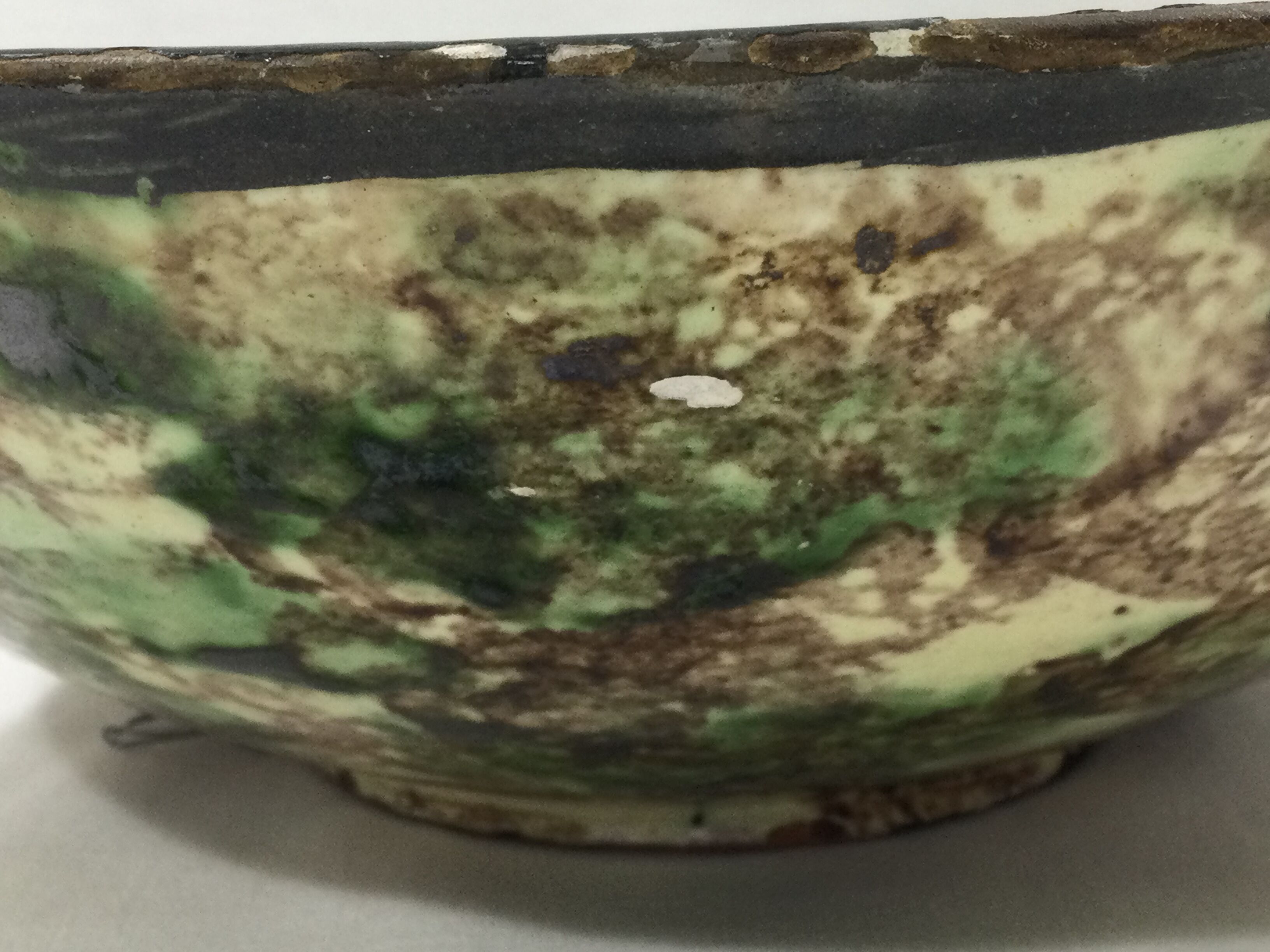 Earthenware bowl with fish decoration