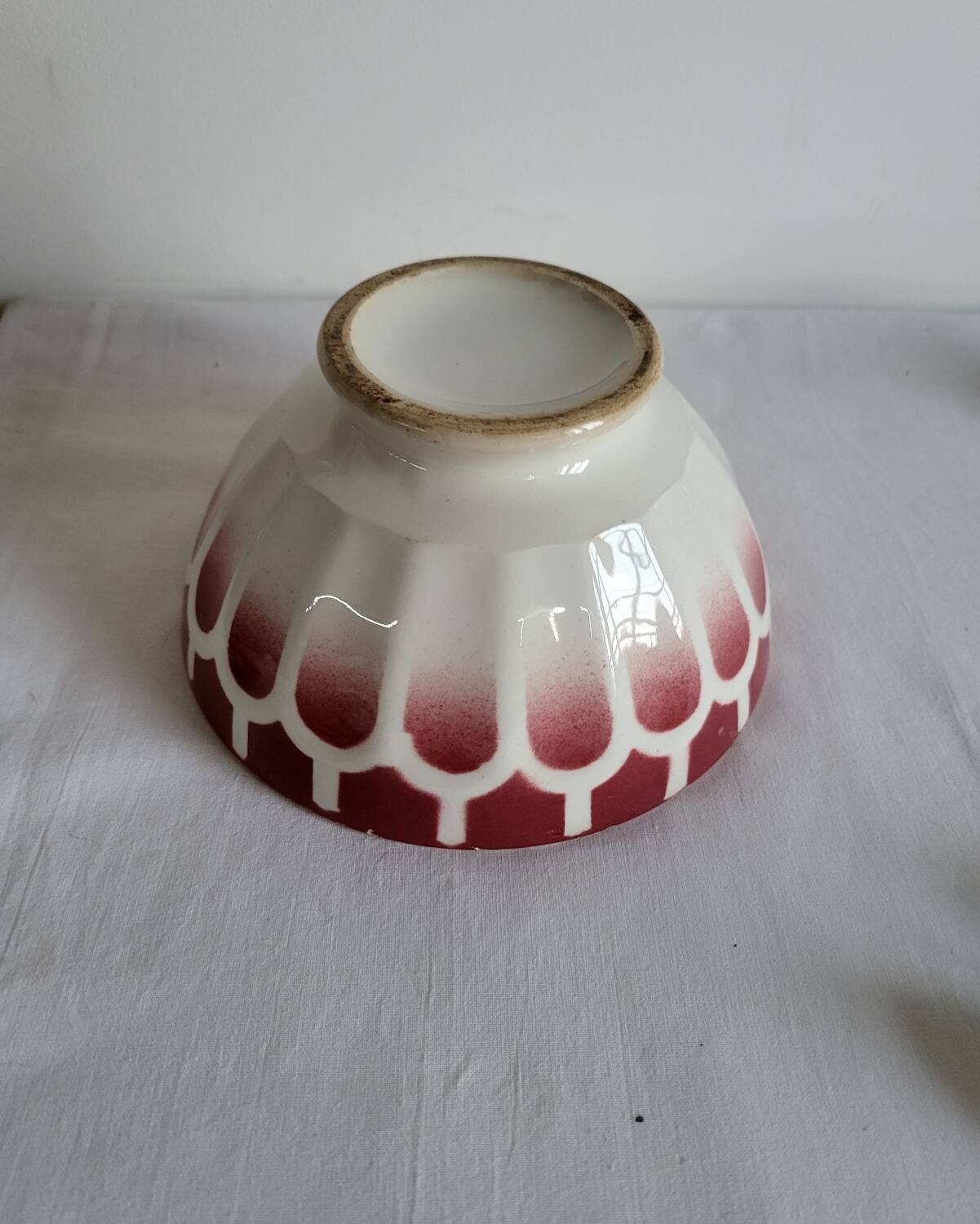 Old bowl in earthenware DIGOIN SARREGUEMINES with faceted burgundy.