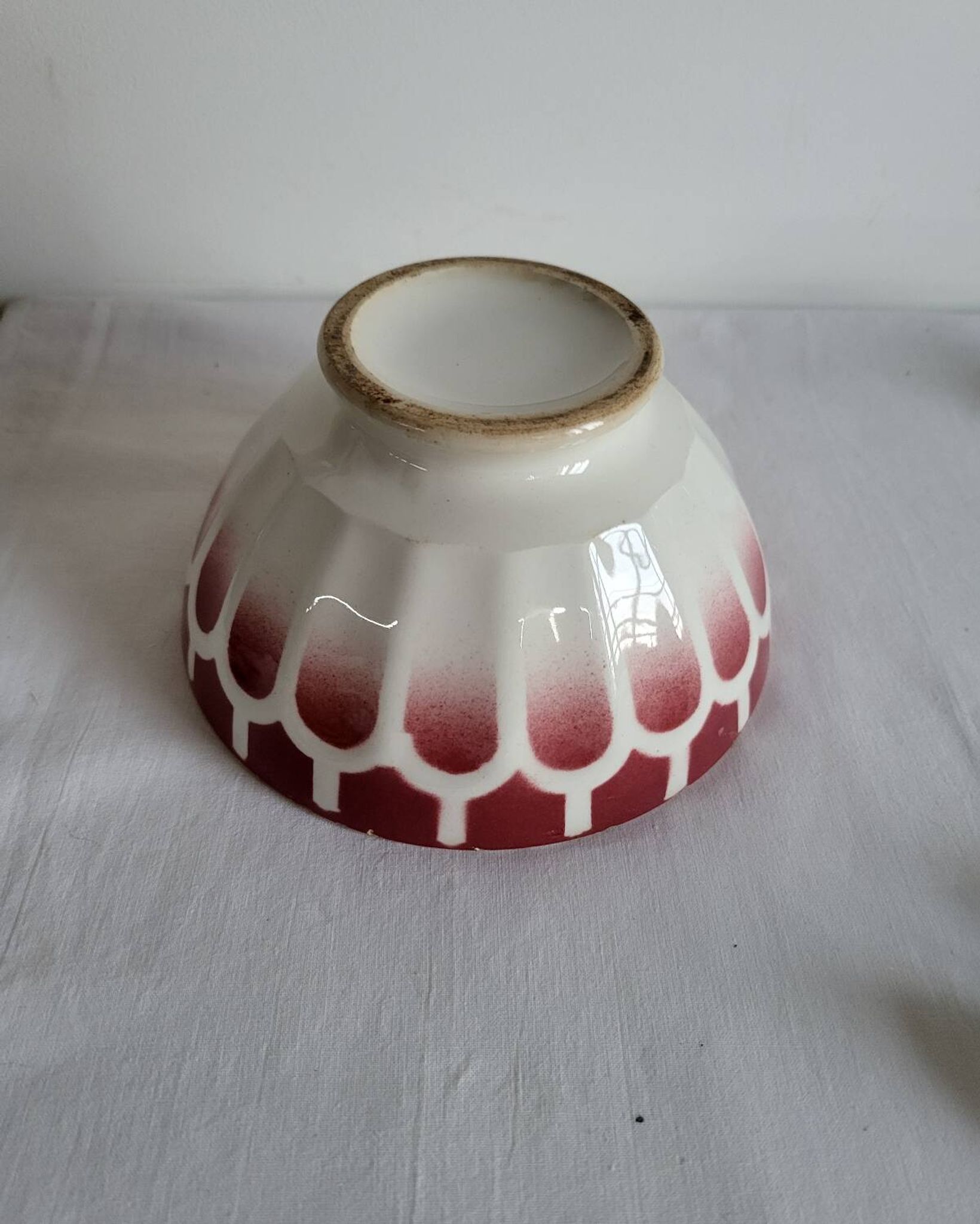 Old bowl in earthenware DIGOIN SARREGUEMINES with faceted burgundy.