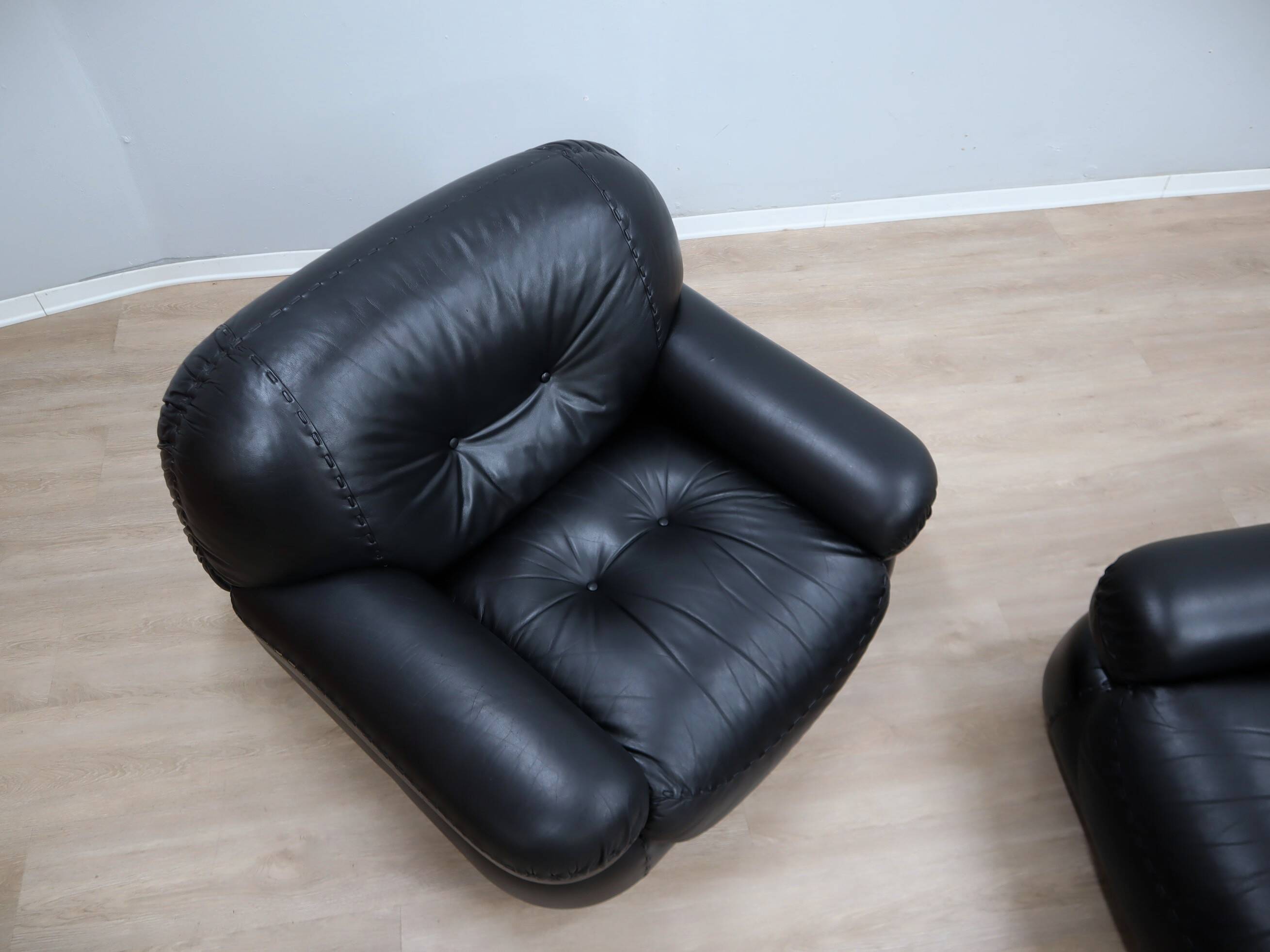 Pair of Mobil Girgi Sapporo armchairs black leather Italy 1970s