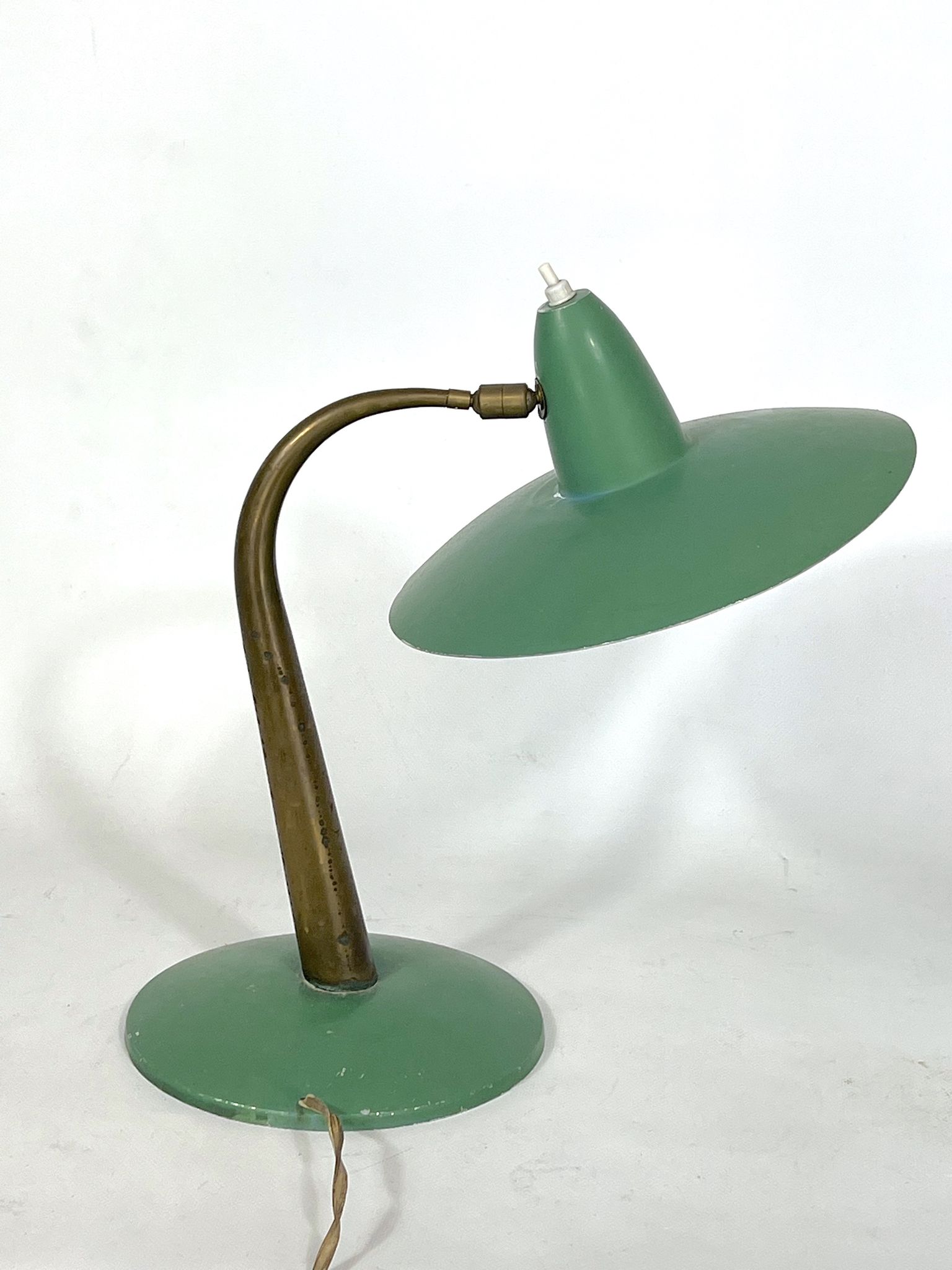 Mid-cenrury Italian Modern brass and green lacquer table lamp from 50s