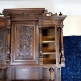 Beautiful Renaissance style sideboard in solid walnut, fully carved