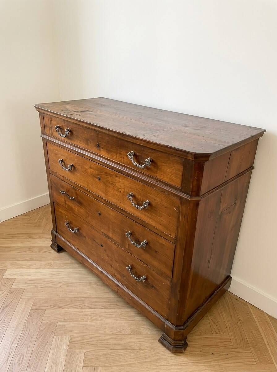 Antique solid wood chest of drawers with four drawers.