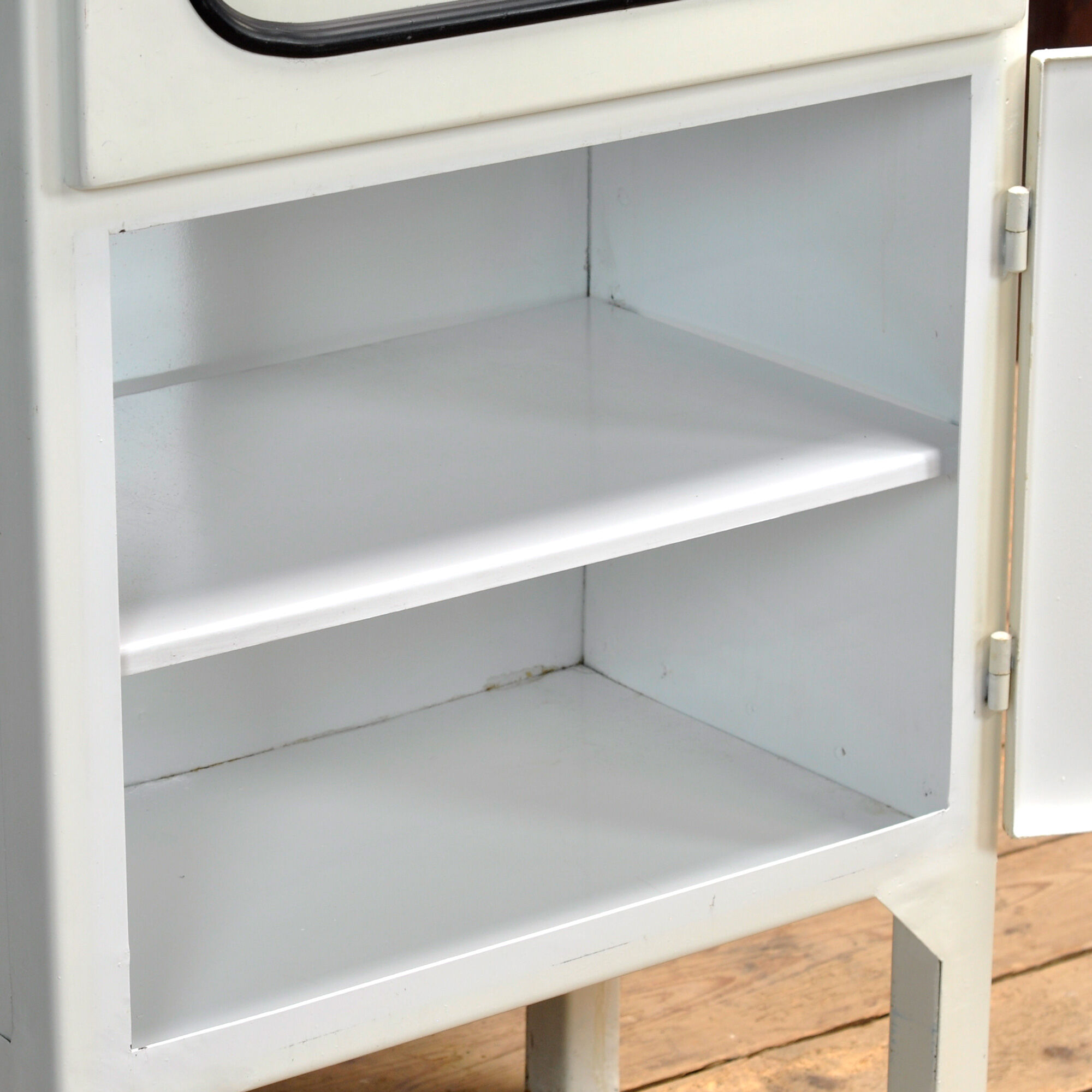 Vintage medicine cabinet, 1970s