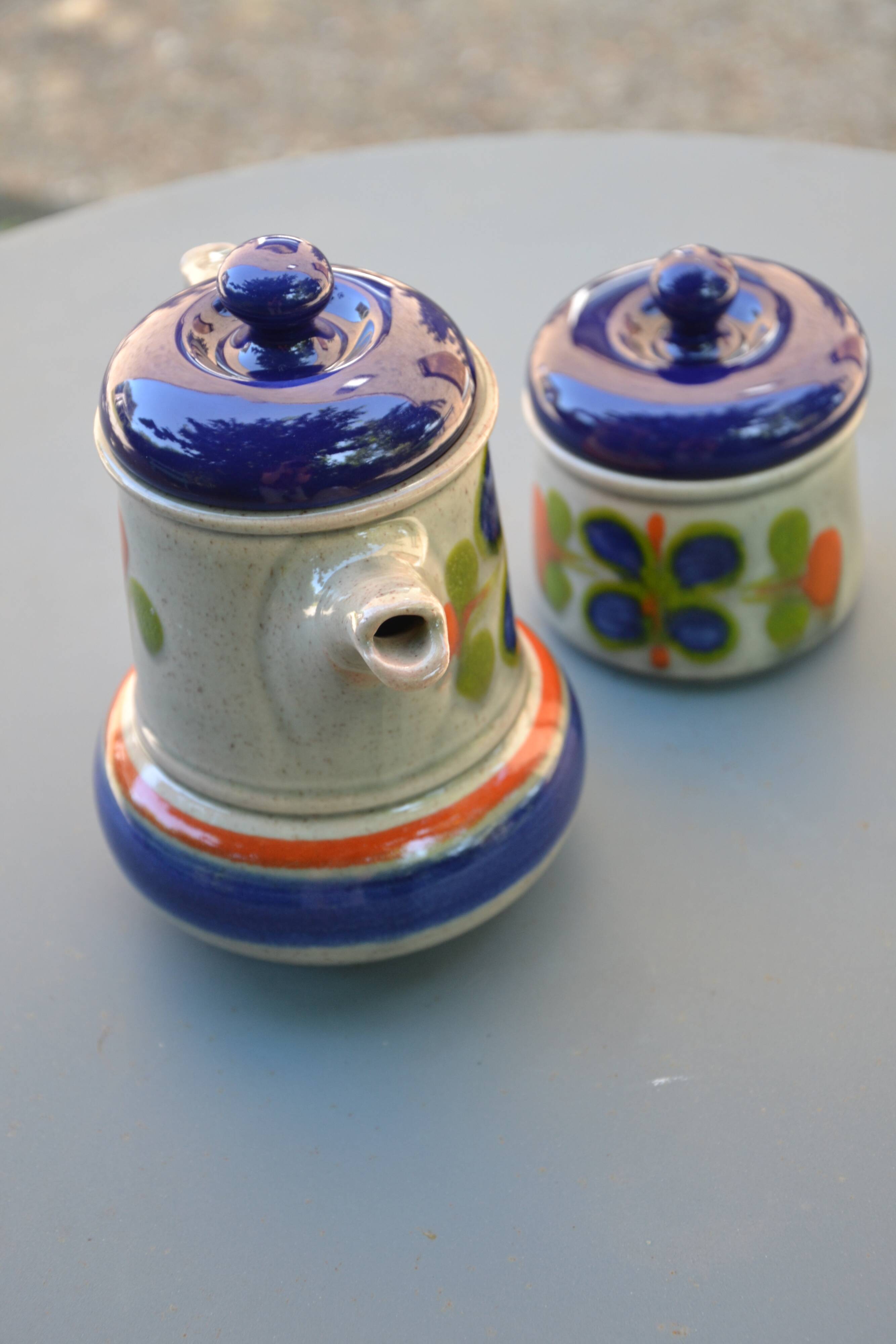 signed sugar bowl/milk jug set