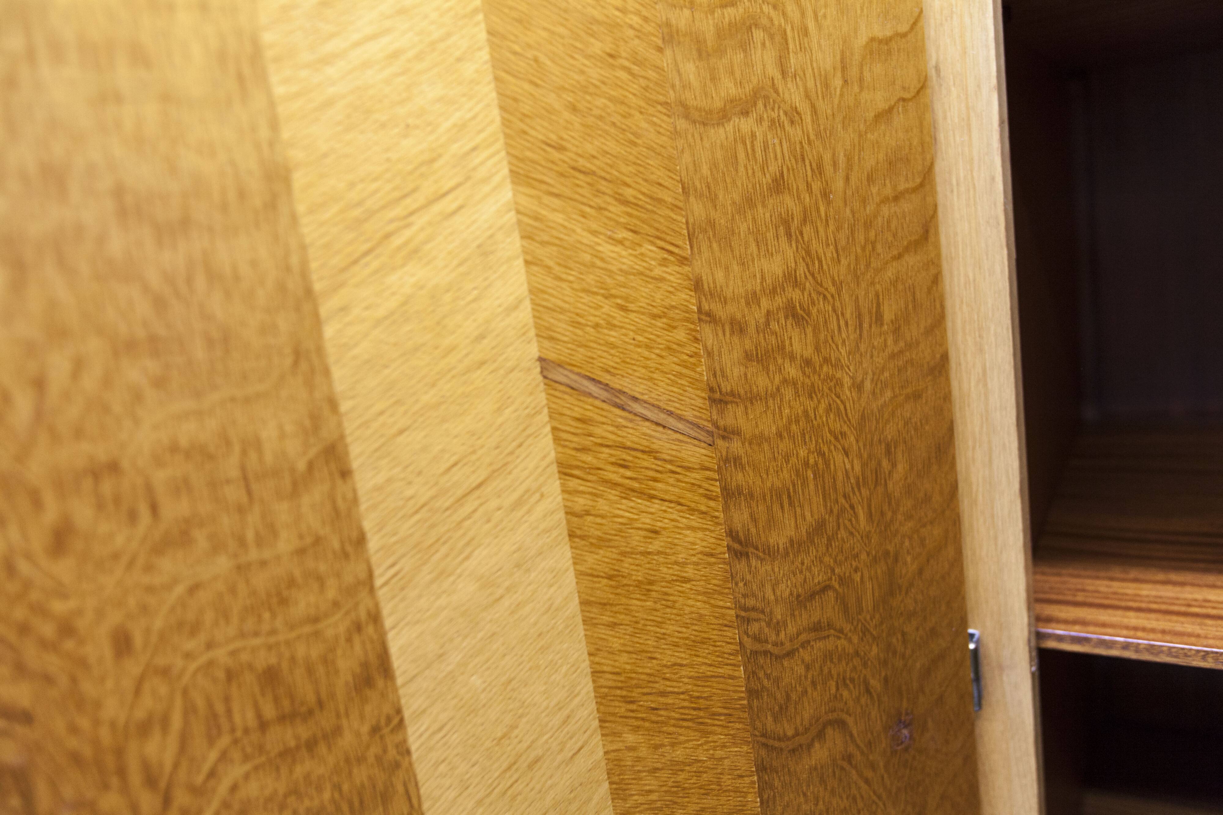 Armoire Française pieds compas 3 portes 1 miroir 27*130 et 1 t