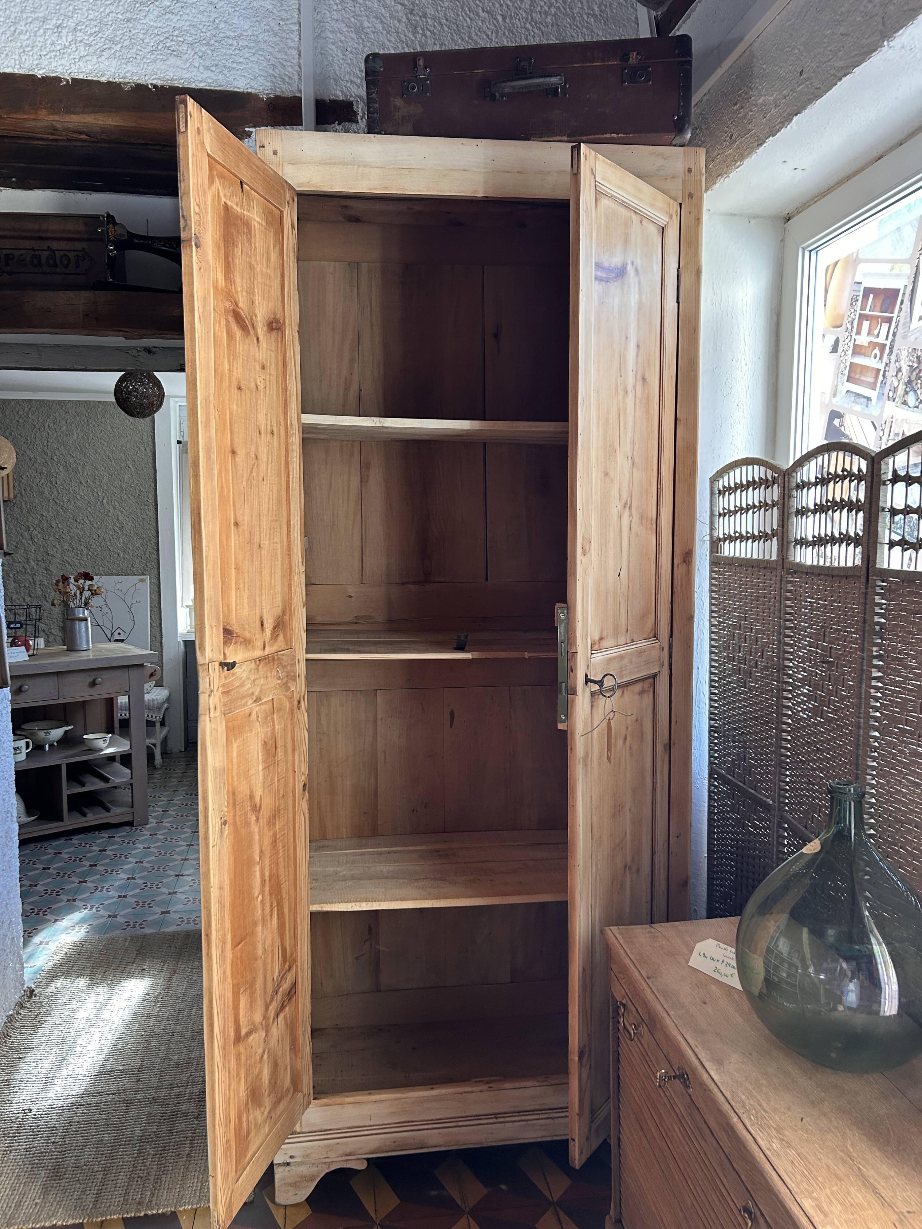 Très grande armoire bois rénovée