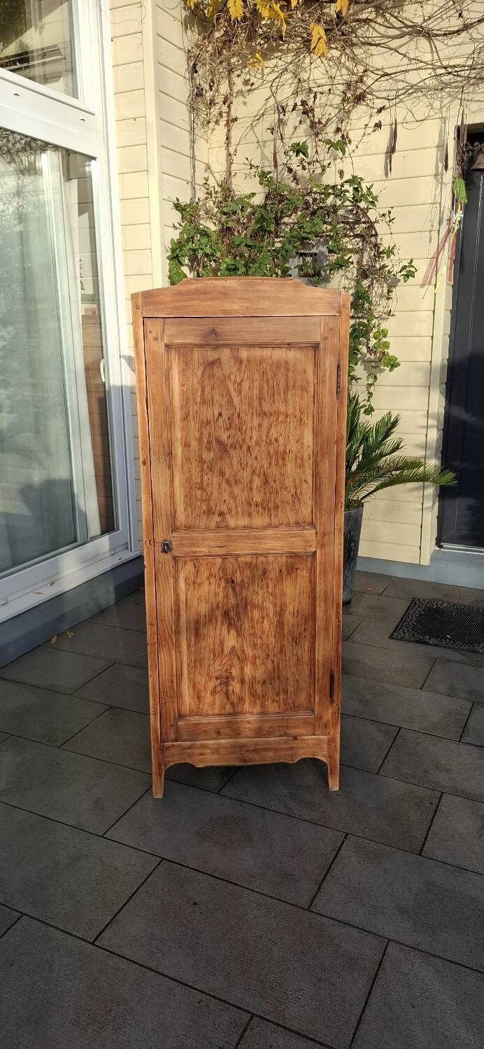 Small renovated Parisian wardrobe