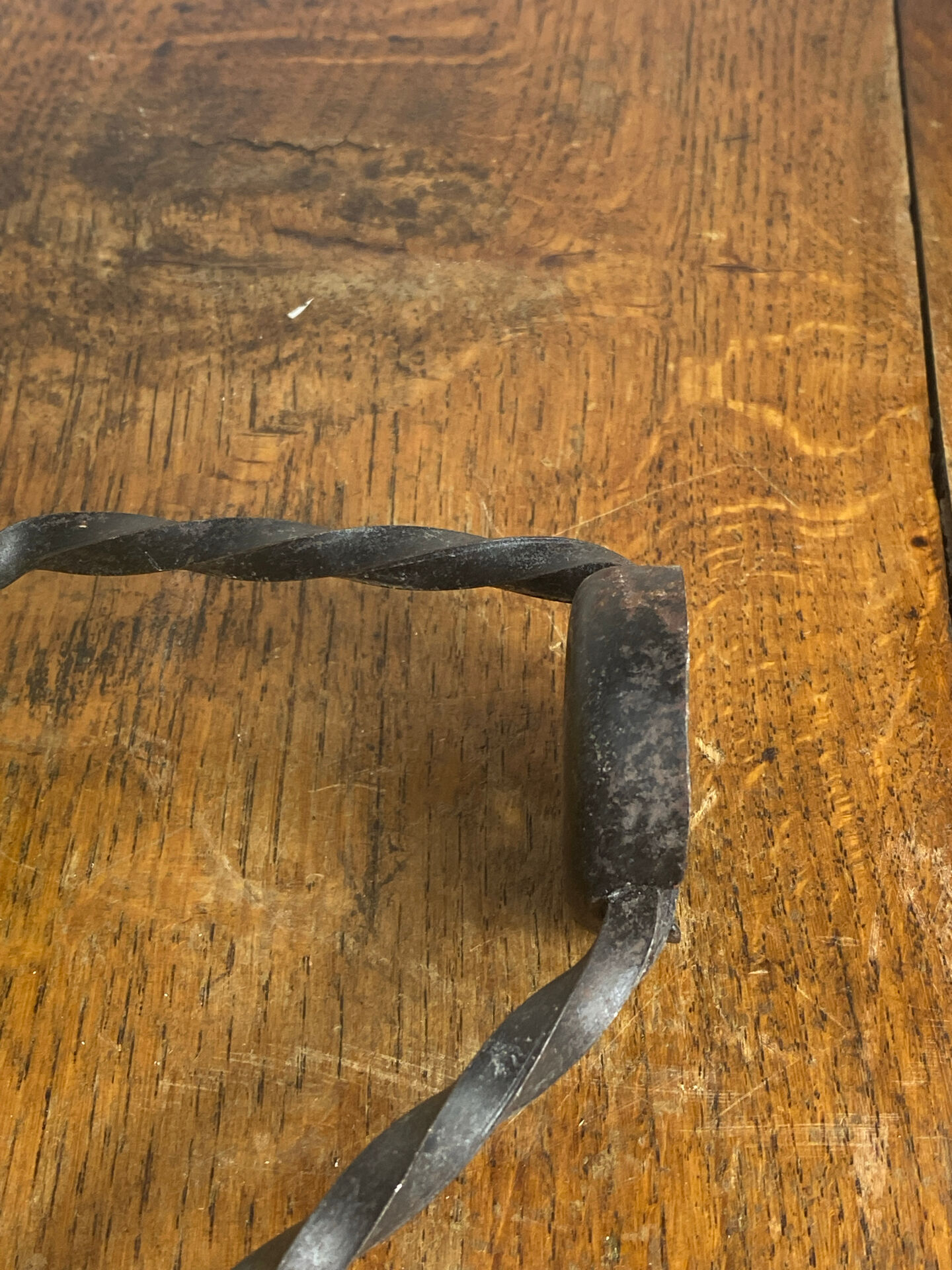 Patére en fer forgé torsadé et boules en bois
