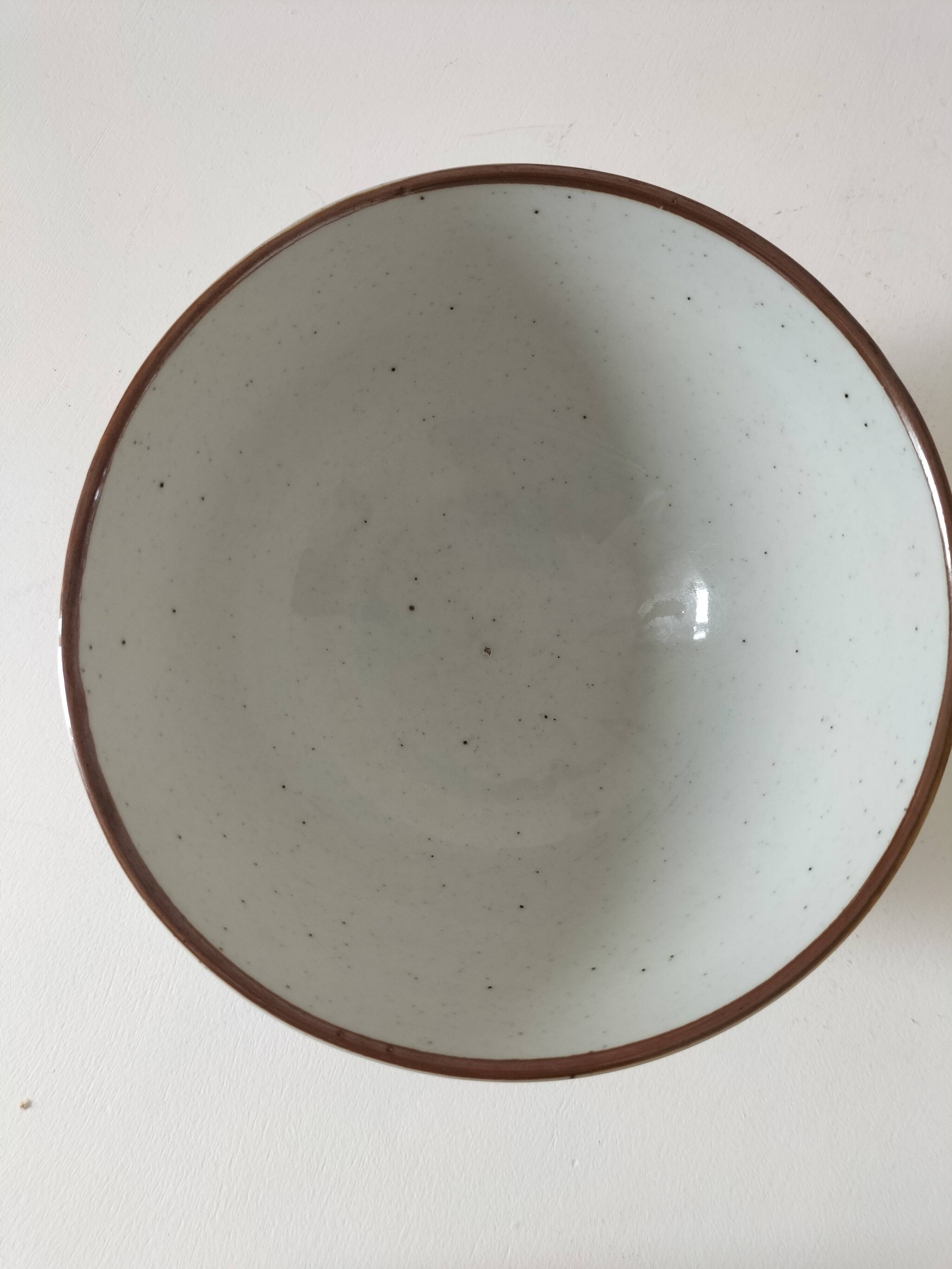 Large light grey speckled earthenware bowl with floral decoration – 1960s–1970s