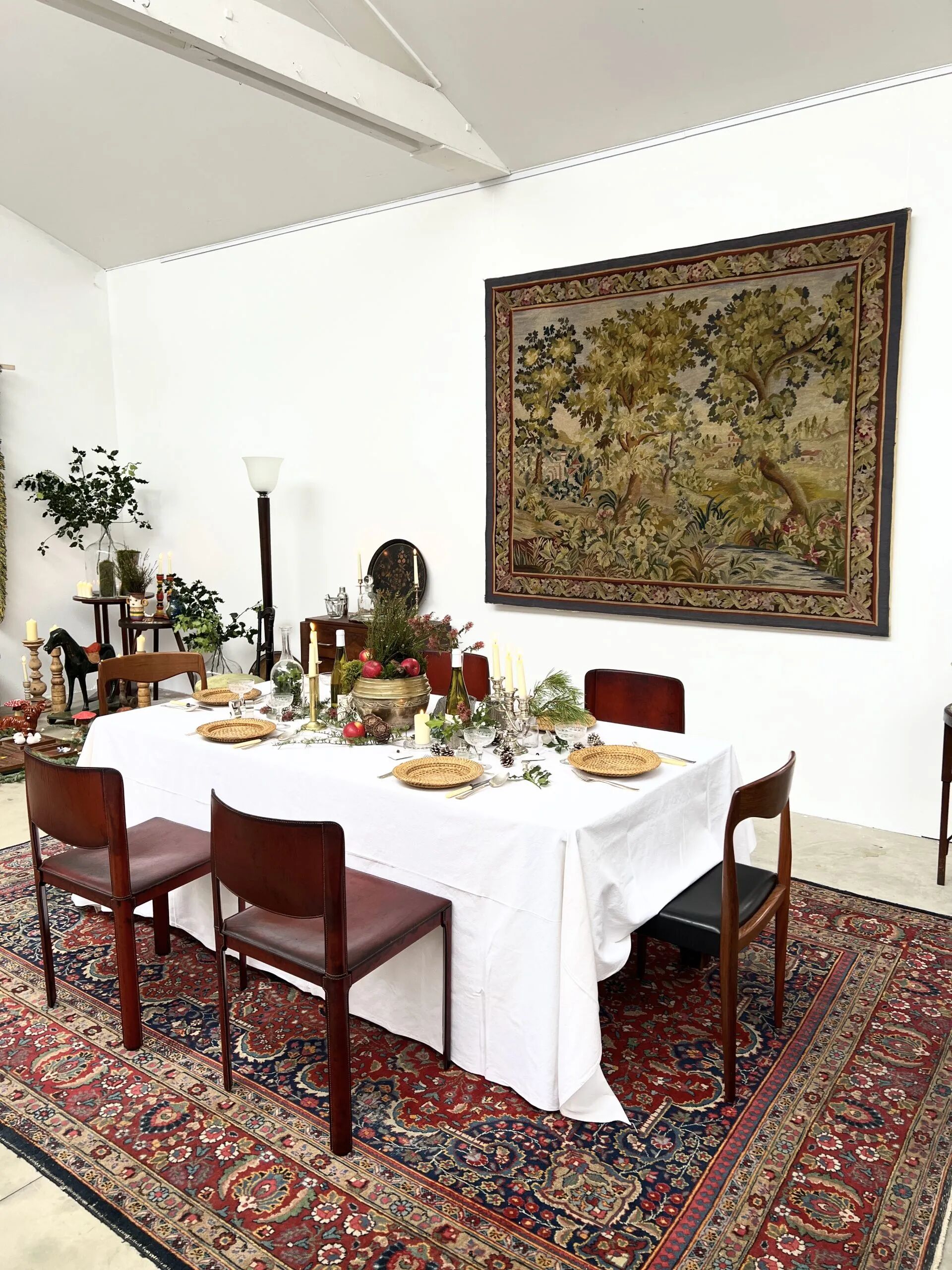 Tapisserie verdure dans le goût d’Aubusson sur châssis (214 x 176 cm)