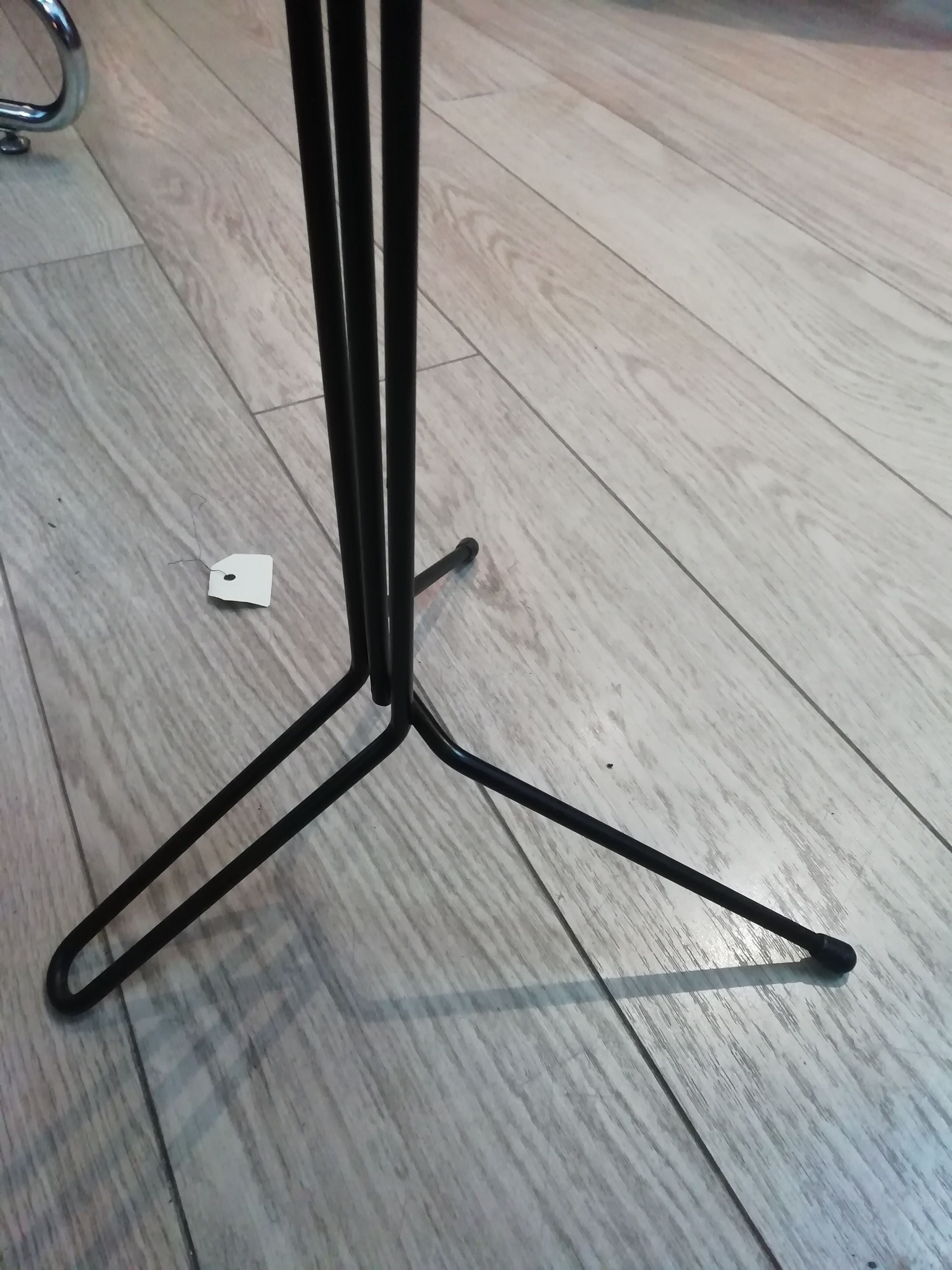 Ashtray with mechanism on foot