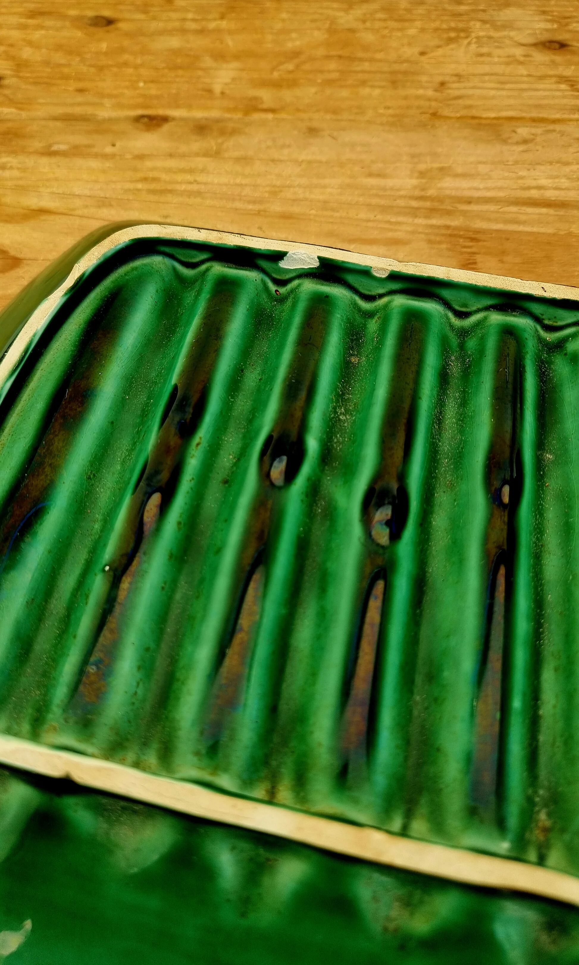 Plat à asperges vintage en barbotine verte décor en relief