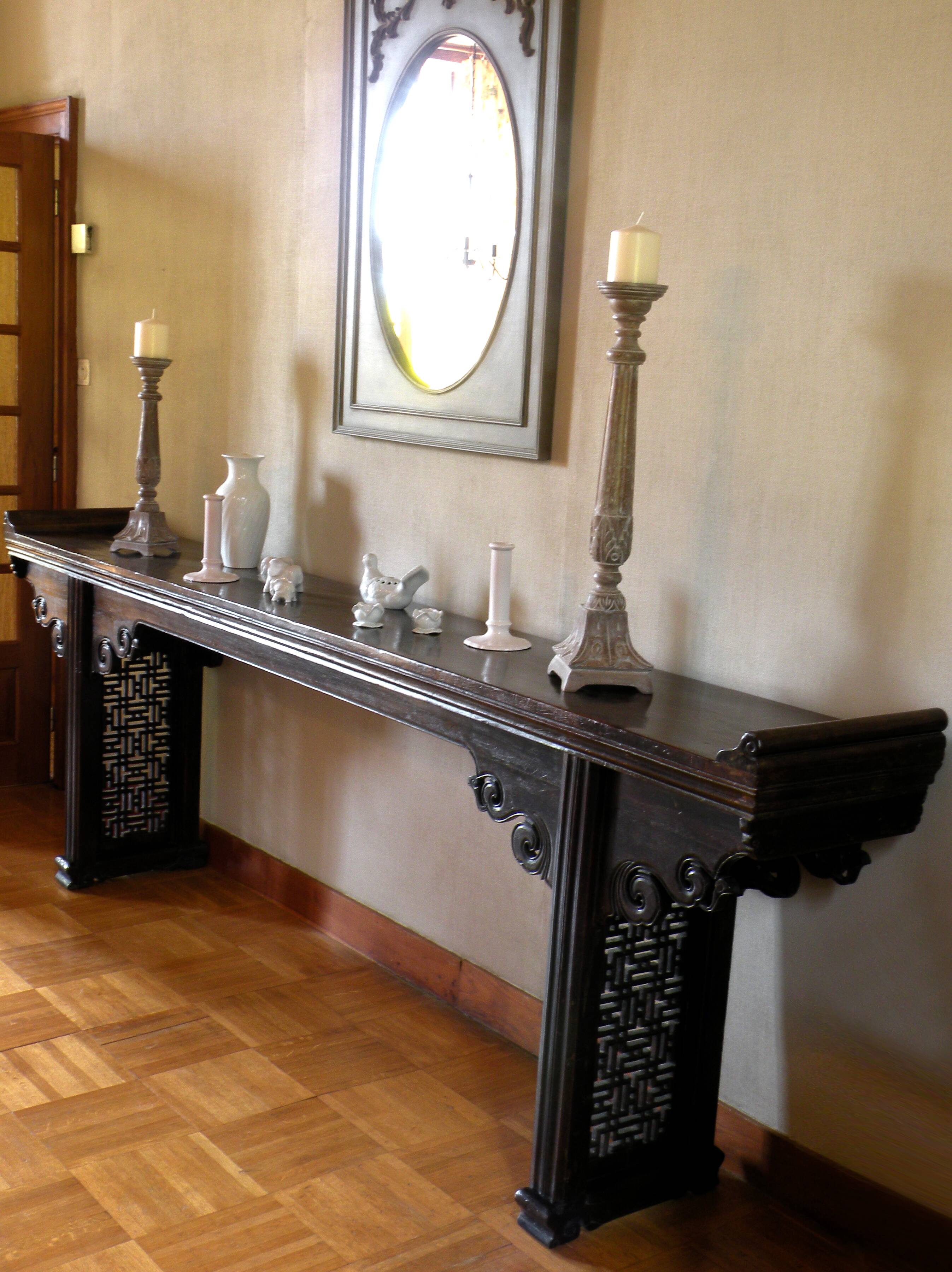 Large Chinese console in lacquered walnut, 19th century.