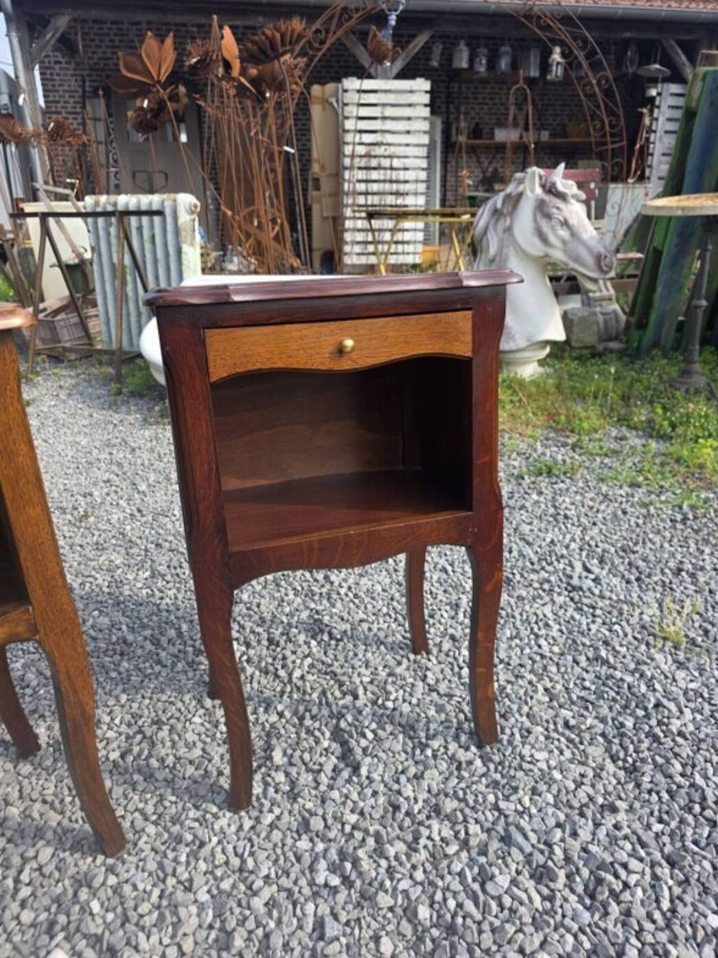 Paire de tables de chevet style Louis XV en chêne
