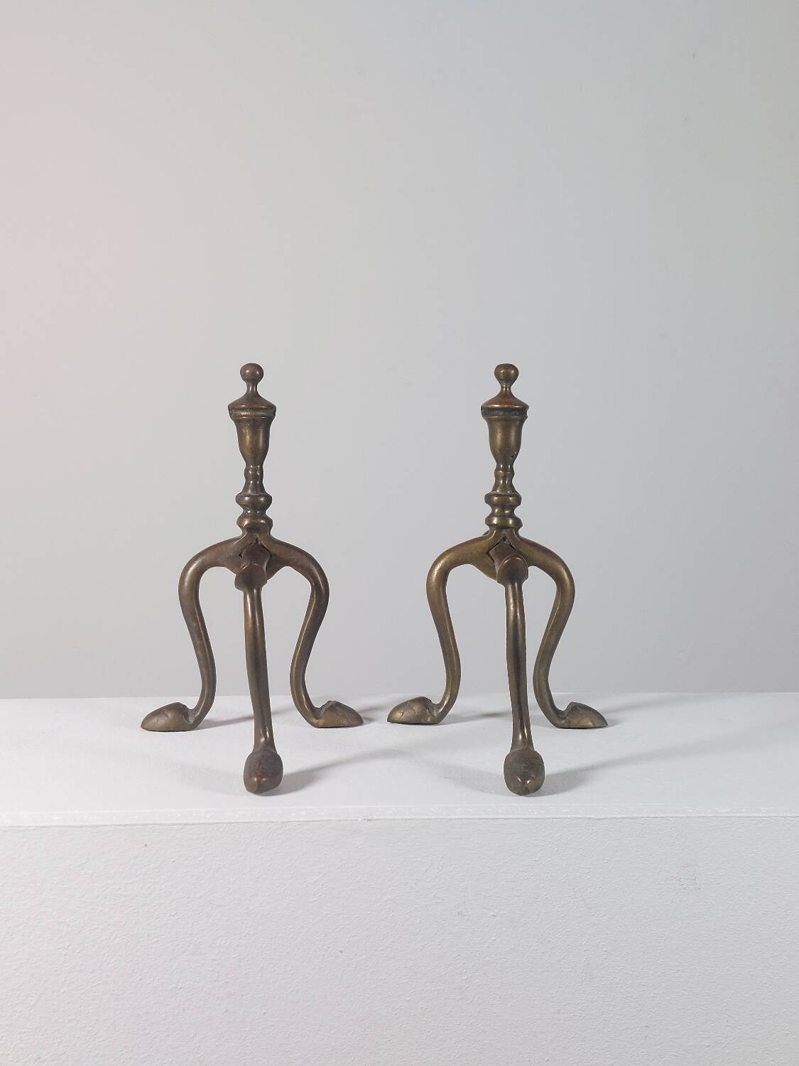 Paire de chenets en laiton au design zoomorphe vintage.