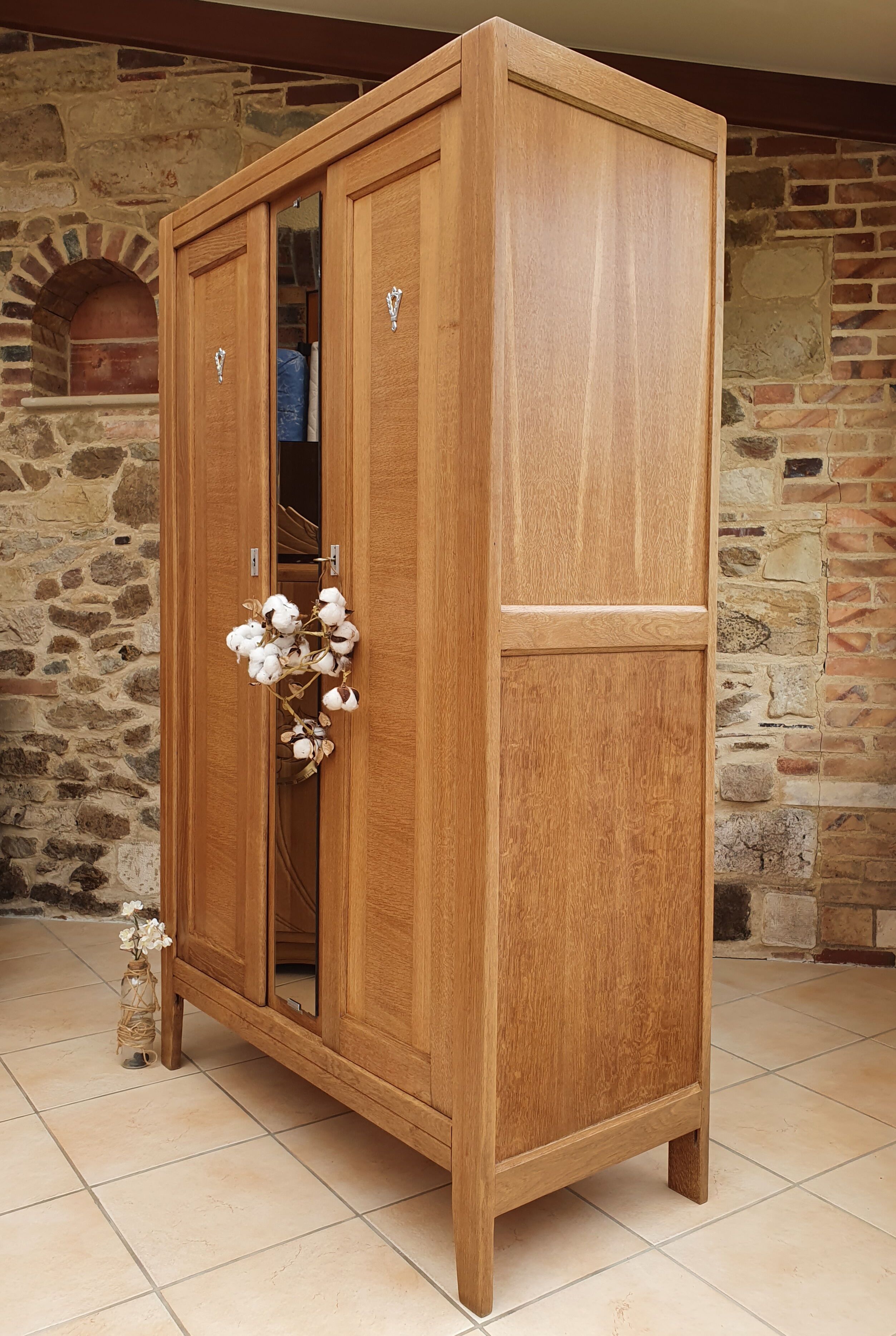 Armoire parisienne