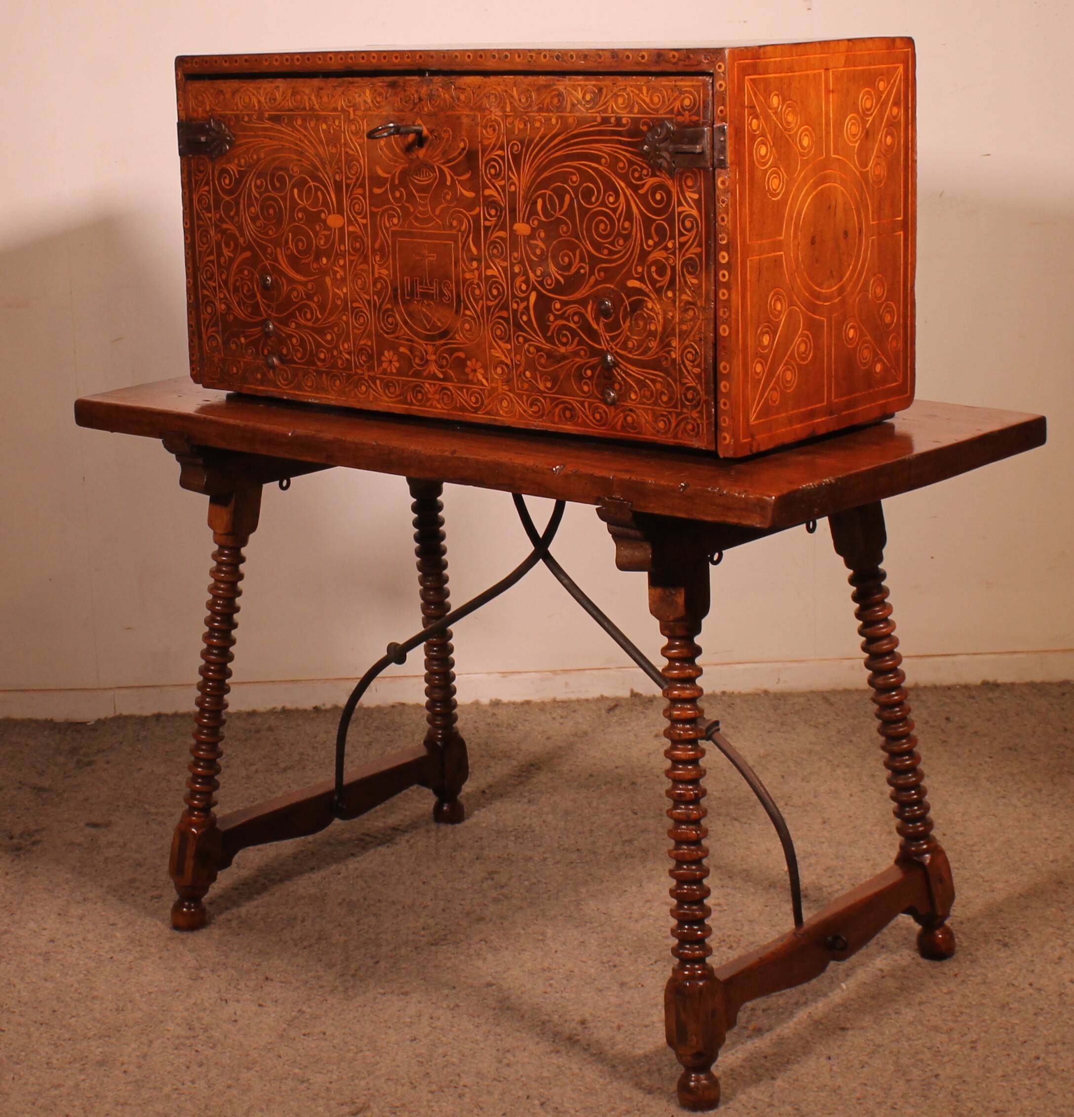 Renaissance Bargueno in Walnut and Fruitwood Marquetry - 16th Century